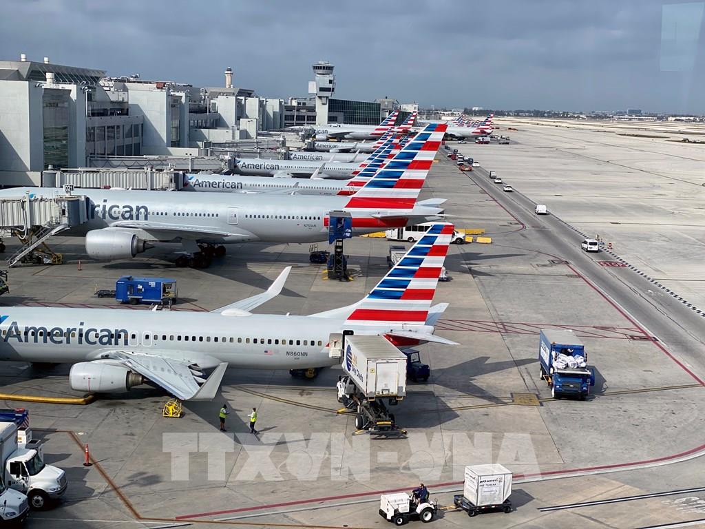 Các máy bay của hãng hàng không American Airlines tại sân bay quốc tế Miami, bang Florida, Mỹ. Ảnh: AFP/TTXVN