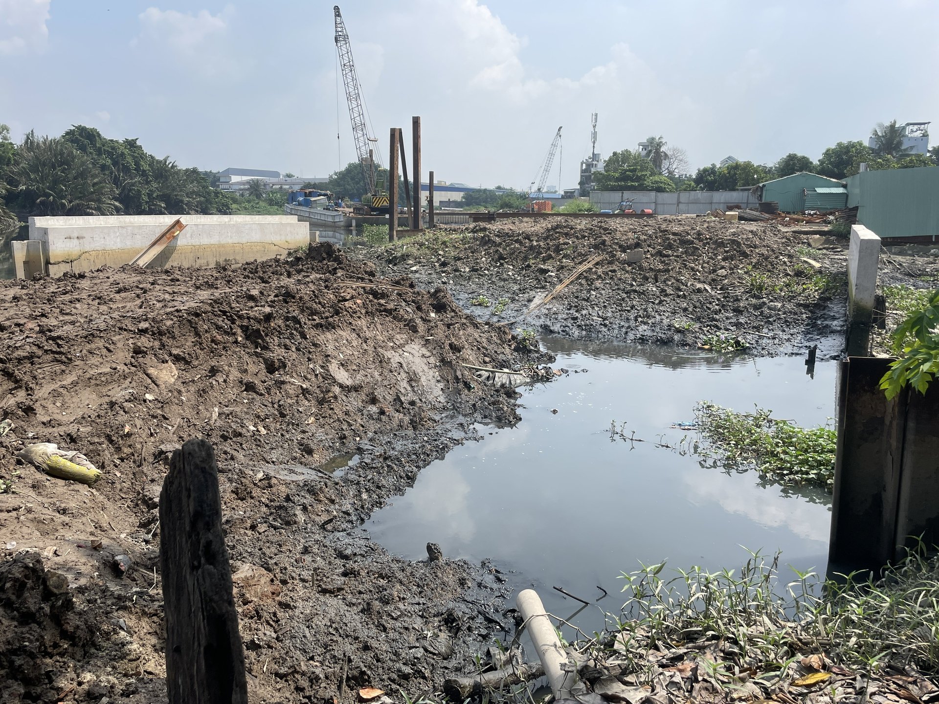 Bùn đất được các nhà thầu thi công đổ vào các mố cống tại dự án Cải tạo kênh Tham Lương Bến Cát Rạch Nước Lên