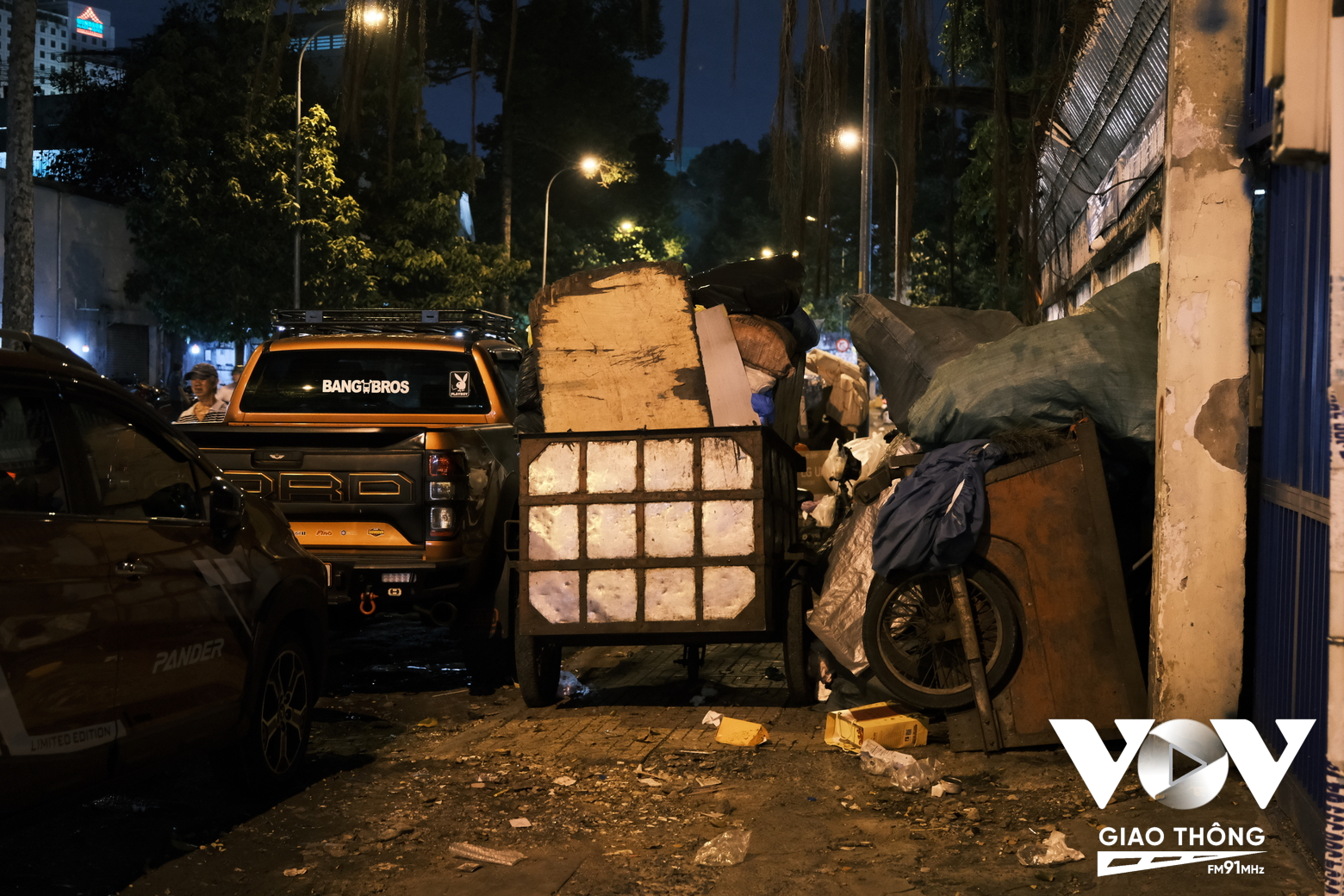 Nhiều thùng rác tại đường Trần Phú (Quận 5) không được che chắn kỹ, bốc mùi hôi thối nồng nặc