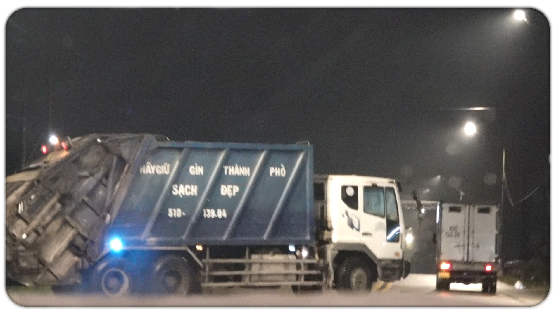 Xe rác công ích vận chuyển rác từ Long An về TP. HCM
