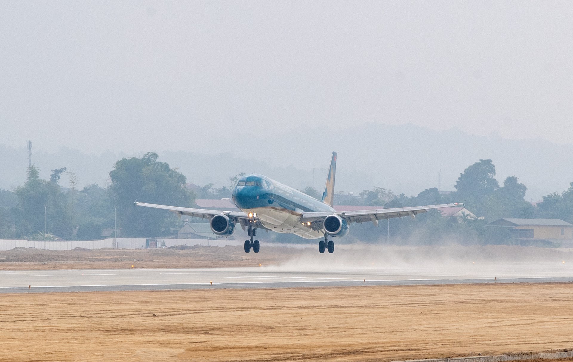 Chiếc máy bay Airbus A321 mang số hiệu VN-A396 đang hạ cánh xuống mặt đường băng sân bay Điện Biên
