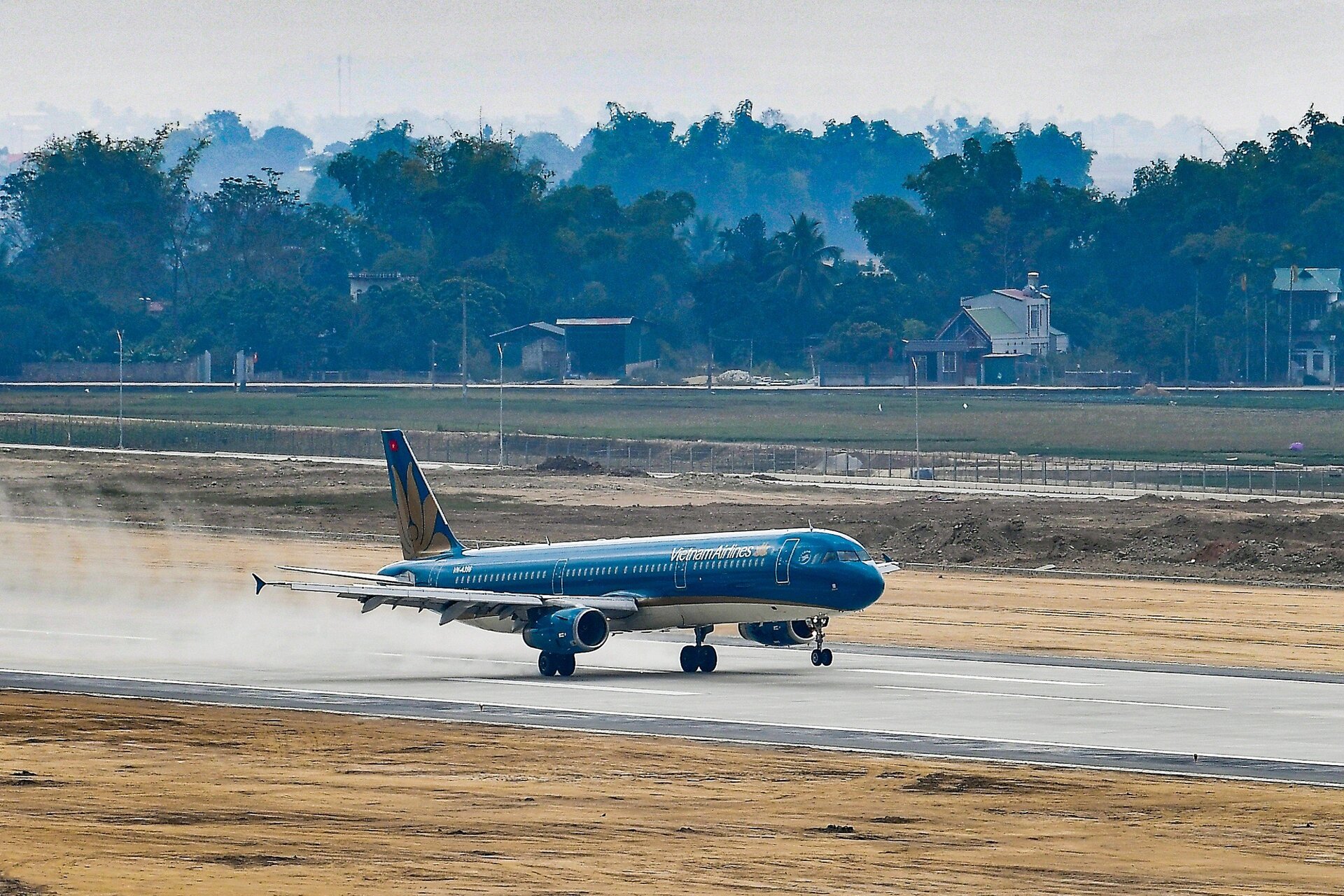 Chiếc máy bay Airbus A321 số hiệu VN-A396 chạm mặt đường băng sân bay Điện Biên