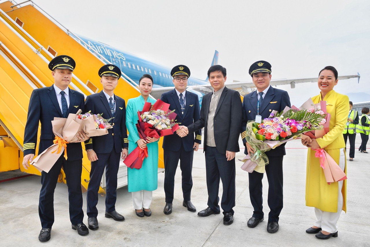 Thứ trưởng Bộ GTVT Lê Anh Tuấn tặng hoa chúc mừng phi hành đoàn thực hiện thành công chuyến bay