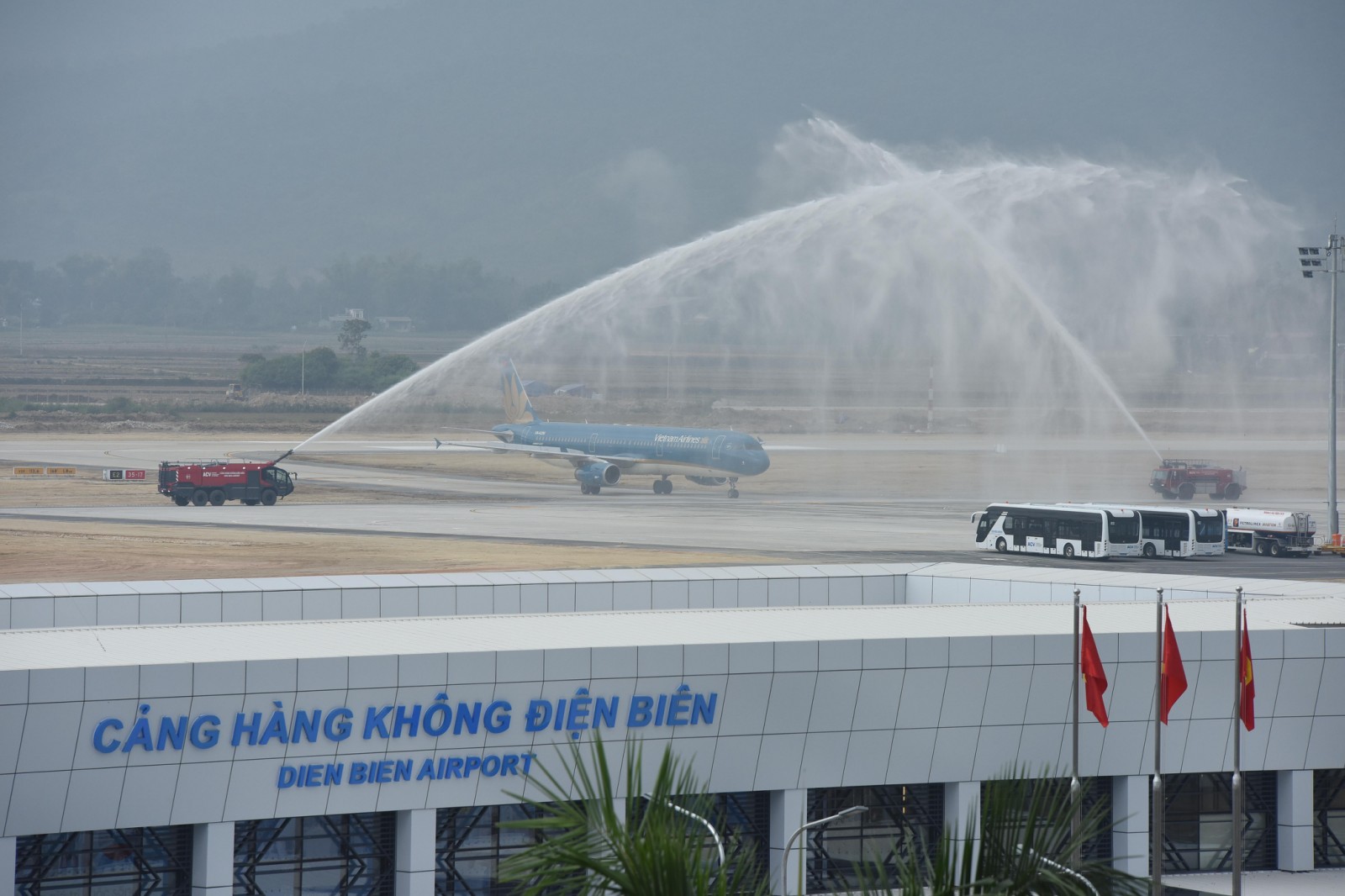 Sau thành công của chuyến bay đầu tiên này, từ ngày 02_12, Vietnam Airlines sẽ tiếp tục khai thác các chuyến bay thương mại đến, đi từ sân bay Điện Biên
