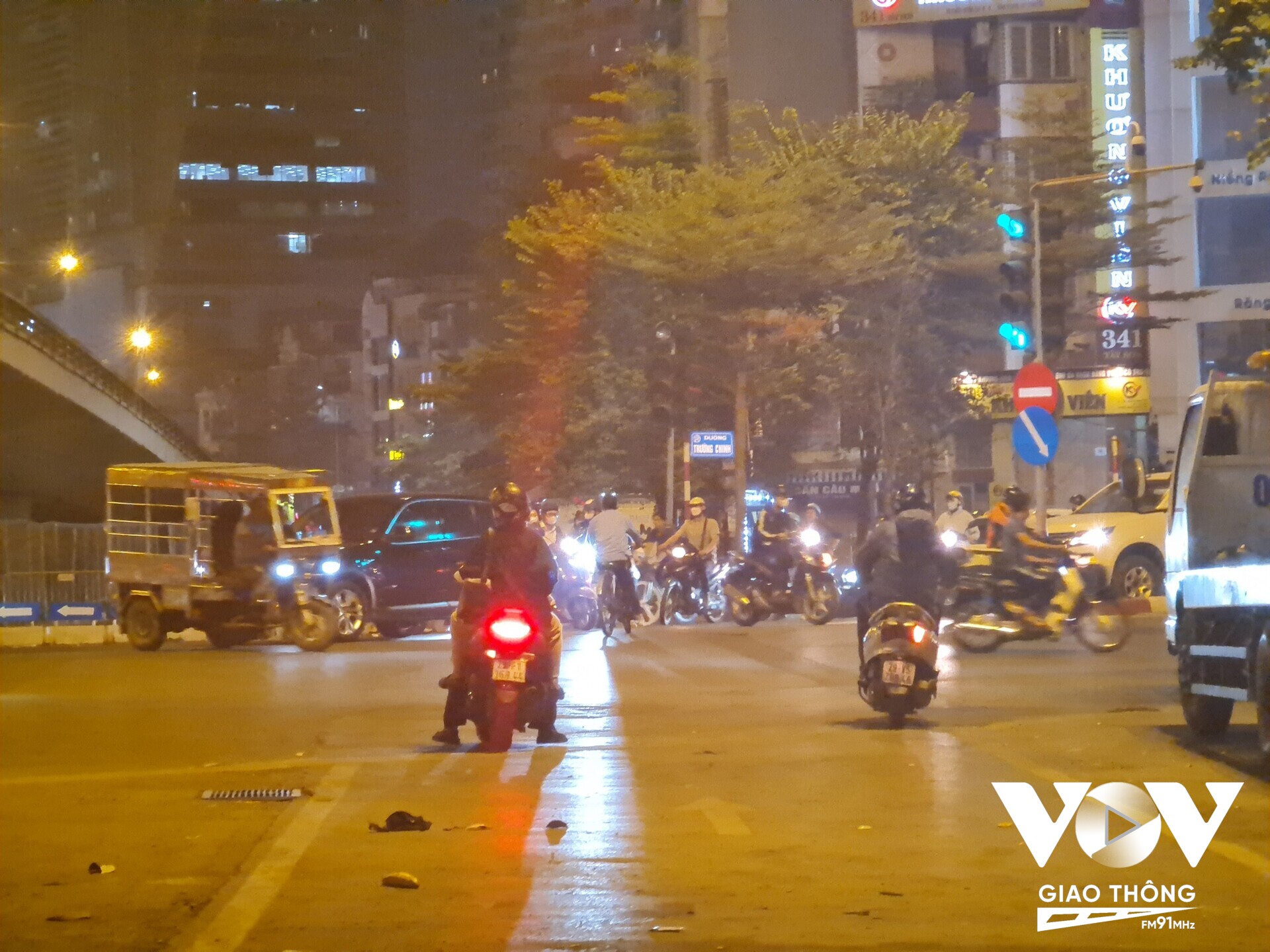 Người đi xe máy lách qua dải phân cách ở ngã tư Sở để đi thẳng sang Tây Sơn gây ùn tắc giao thông