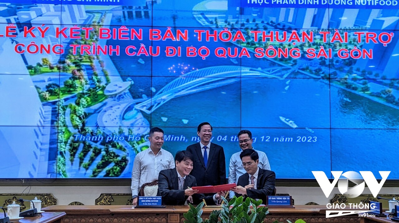 Lãnh đạo UBND, UBMTTQ, HĐND TP.HCM cùng chứng kiến nghi thức ký thoả thuận tài trợ dự án cầu đi bộ bắc qua sông Sài Gòn