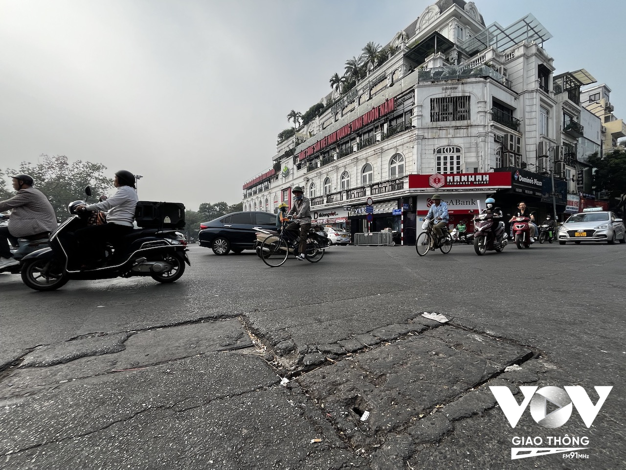 Mặt đường giữa trung tâm Thủ đô, ngay cạnh Hồ Hoàn Kiếm, điểm du lịch nổi tiếng trong và ngoài nước