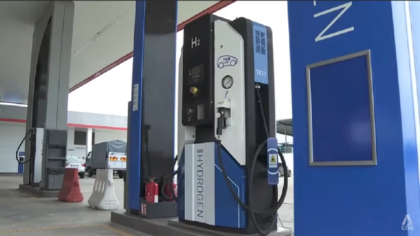 Công ty dầu khí quốc doanh Petroleum Sarawak Berhad (PETROS) đã khai trương trạm đa nhiên liệu đầu tiên ở Sarawak vào năm ngoái, cung cấp cho người lái xe một số lựa chọn tiếp nhiên liệu bao gồm máy phân phối hydro và sạc điện, bên cạnh máy bơm xăng và dầu diesel thông thường. Ảnh: CNA