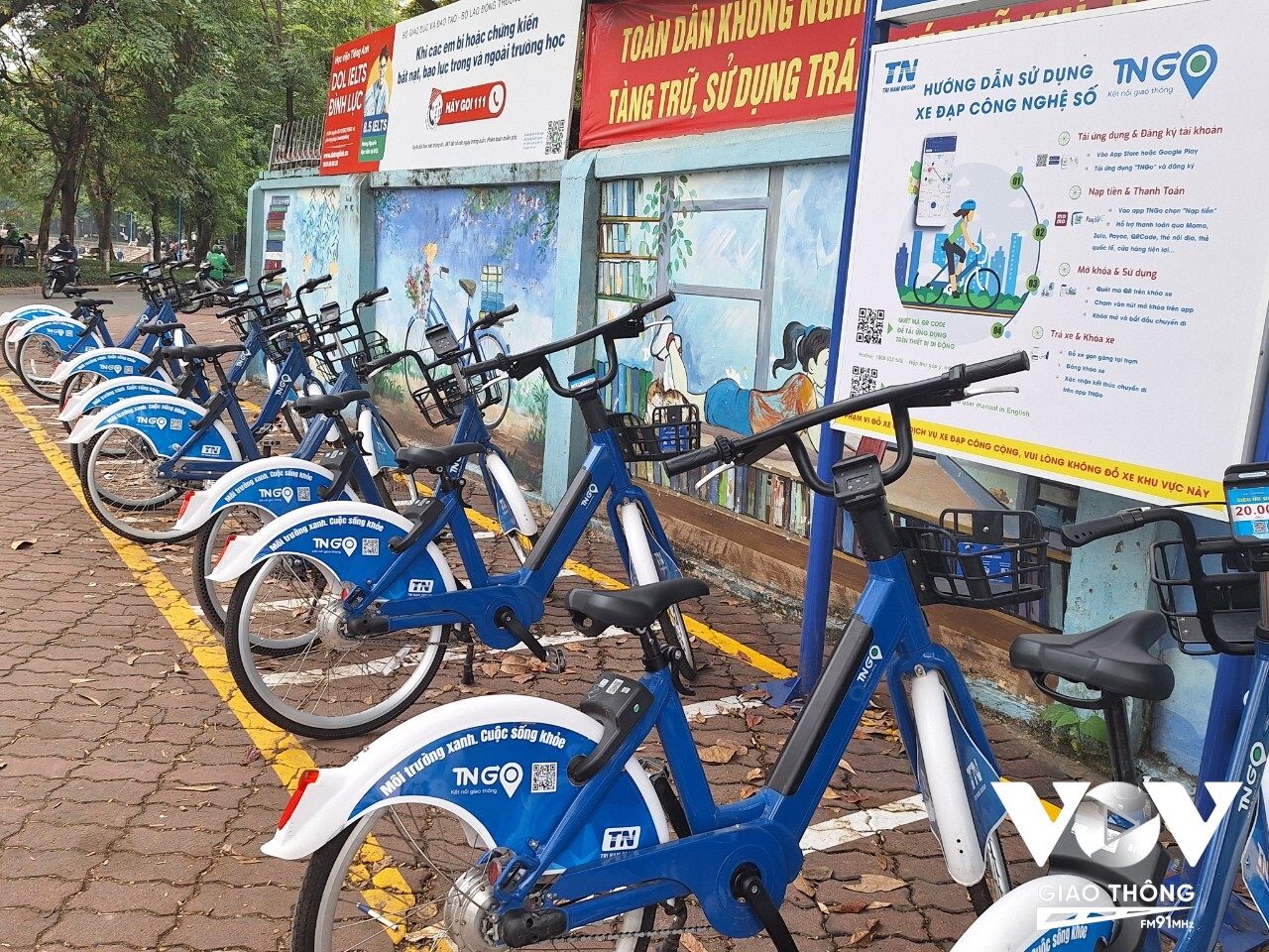 Trạm cho thuê xe đạp điện trên phố Trần Huy Liệu, Giảng Võ nằm cách khá xa các bến xe buýt nhanh BRT gần đó
