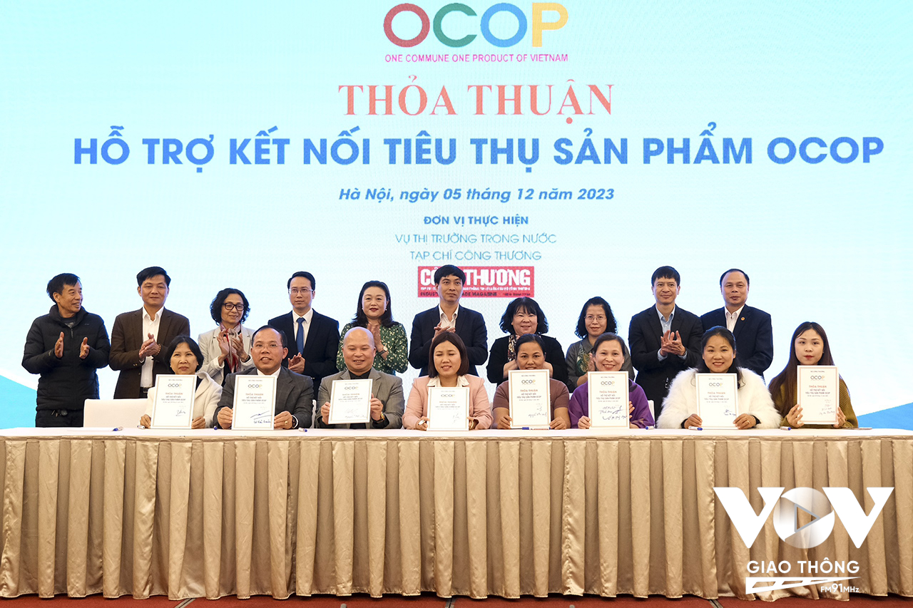 Nhiều biên bản thỏa thuận hỗ trợ kết nối tiêu thụ sản phẩm OCOP đã được ký kết tại hội nghị