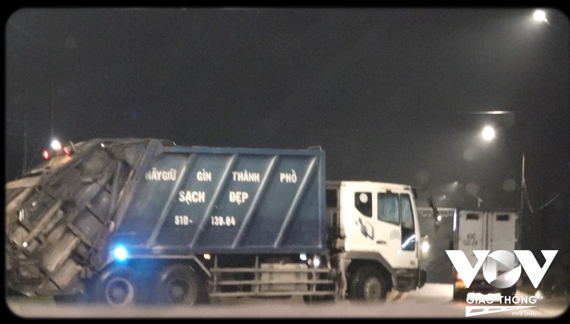 Xe tải ngụy trang chở rác từ Long An về TP.HCM