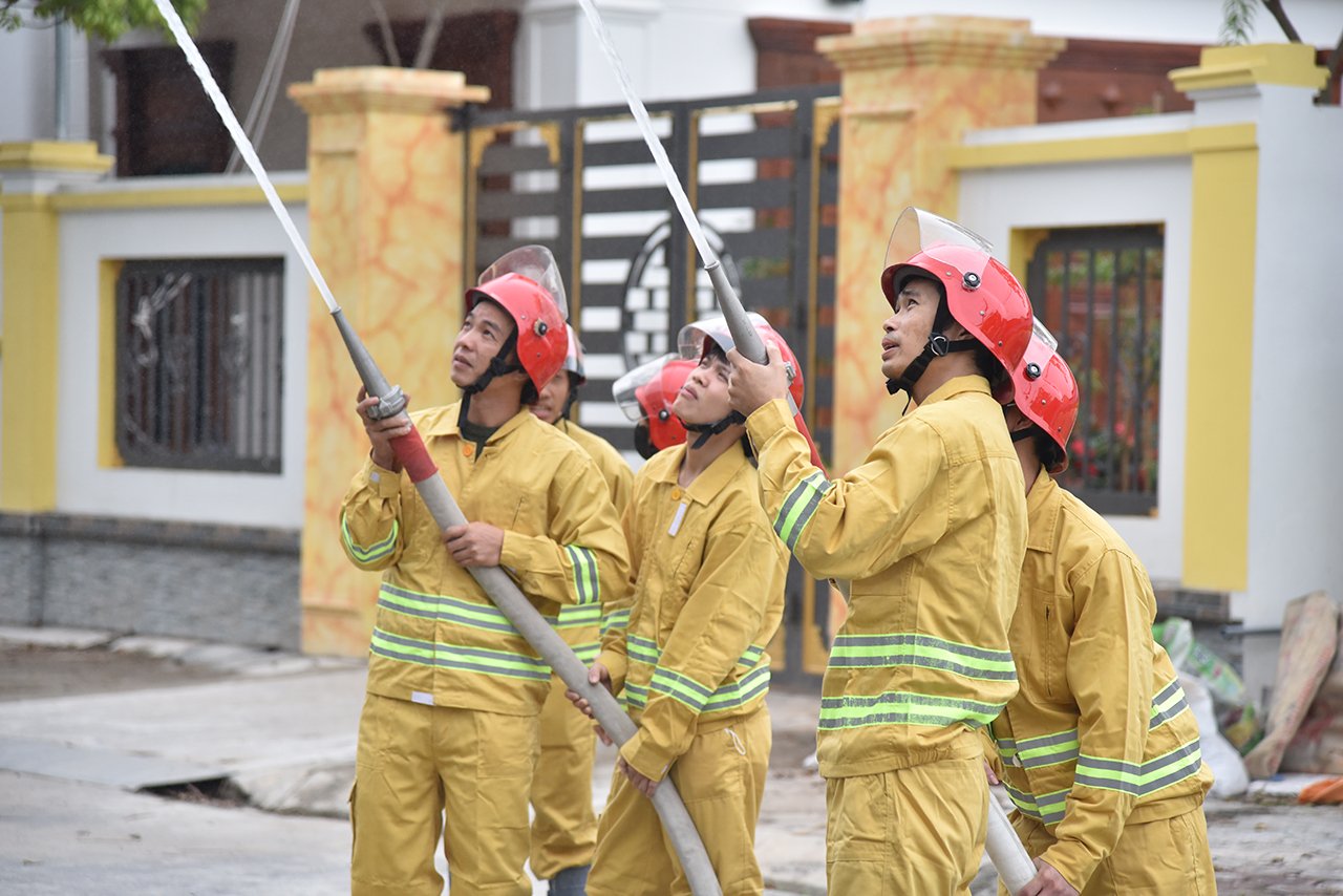 Các thành viên Đội PCCC cơ sở của Công ty TNHH thương mại dịch vụ sản xuất Minh Tâm thường xuyên được tập huấn các kỹ năng chữa cháy và cứu nạn, cứu hộ