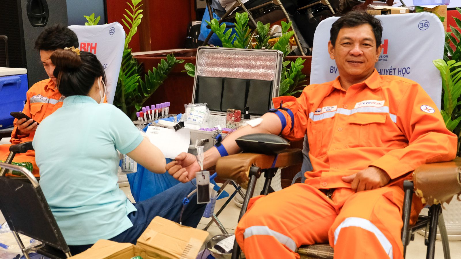 Hình: Người lao động trong EVNHCMC hiến máu tình nguyện – một hoạt động trong Tháng tri ân khách hàng của ngành điện. (Nguồn: EVN HCMC)