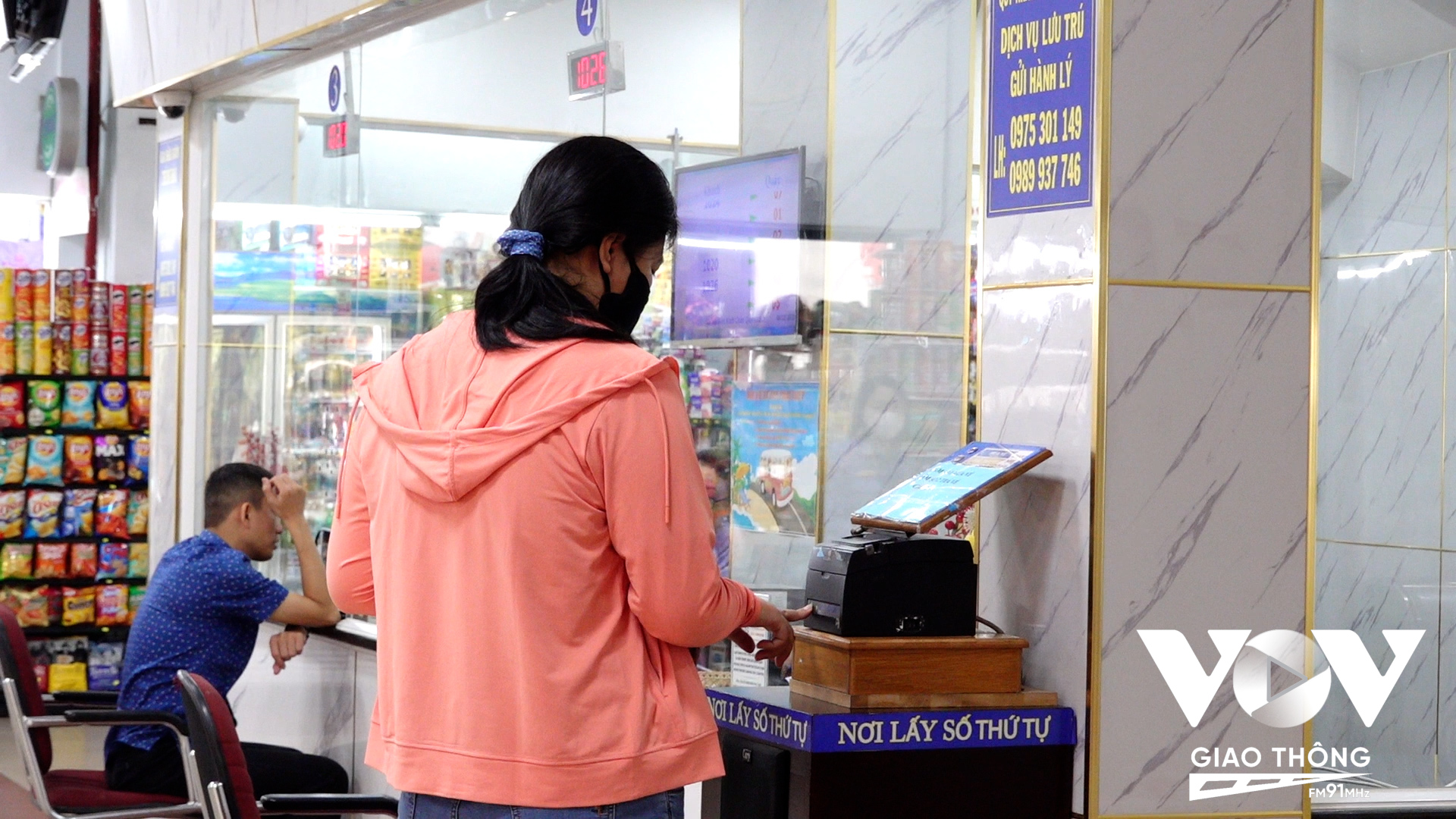 Một số nhà ga được trang bị máy lấy số tự động để phục vụ hành khách khi mua vé tàu Tết
