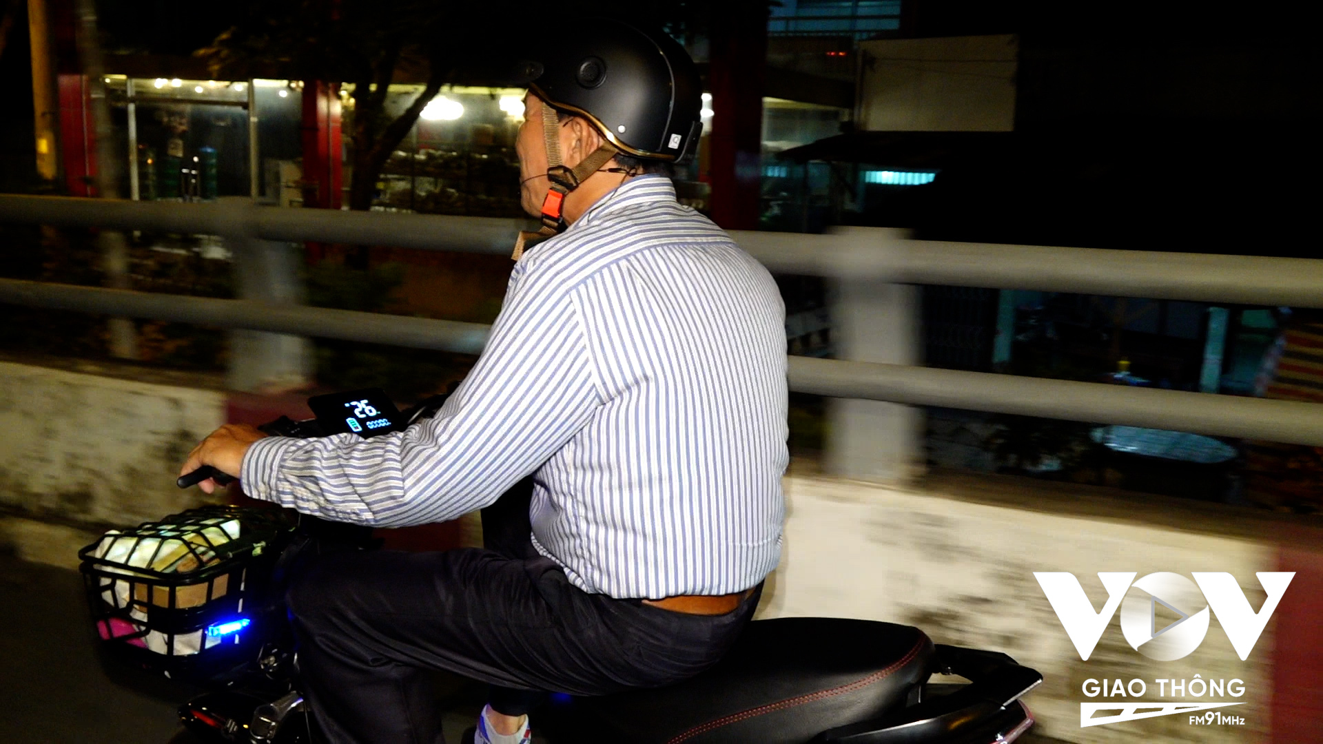 Sau khi di chuyển bằng ô tô về tới UBND xã Hiệp Phước, mọi người sẽ được giao một chiếc xe đạp điện và một chiếc tai nghe để trải nghiệm.