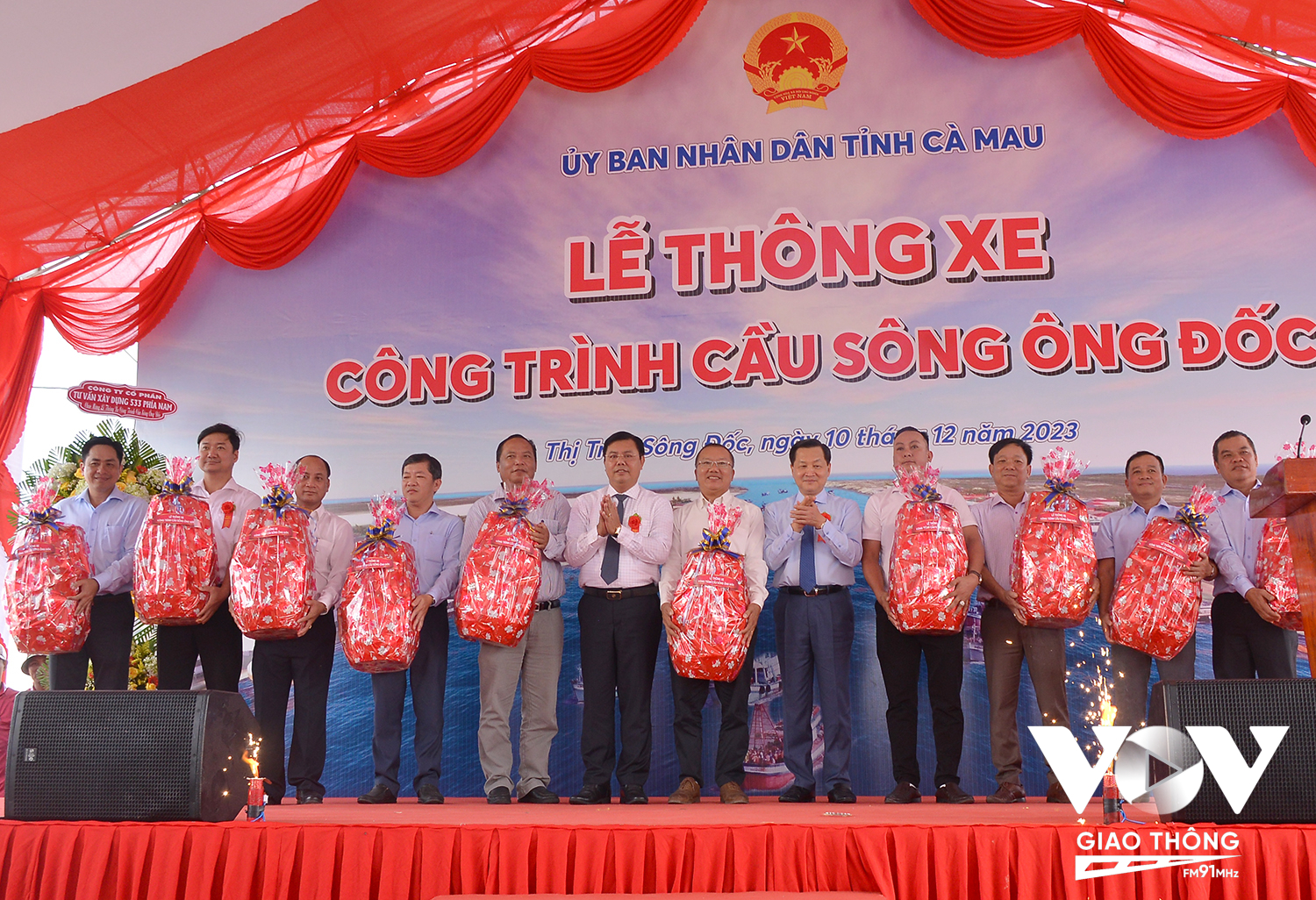Phó Thủ tướng Chính phủ Lê Minh Khái và lãnh đạo tỉnh Cà Mau tặng quà cho tập thể chủ đầu tư và đơn vị tư vấn