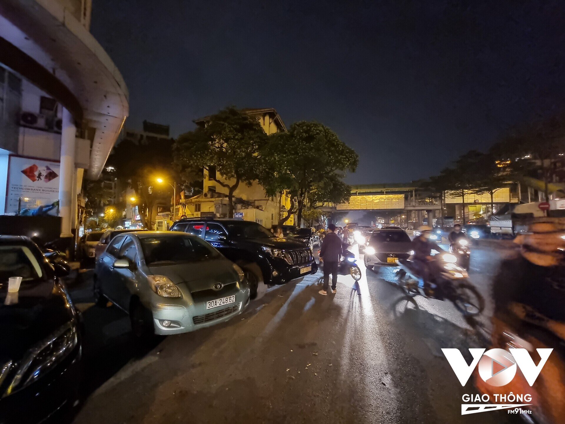 Hàng dài ô tô, xe máy dừng đỗ tại một bãi gửi xe tại đầu phố Chợ Gạo (Hoàn Kiếm, Hà Nội).