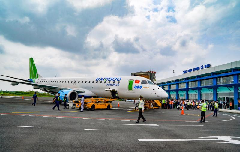 Hiện tại, ngoài dòng ATR-72 đang khai thác tuyến Sài Gòn - Cà Mau mỗi ngày một chuyến, dòng may bay phản lực Embraer do Brazil sản xuất, sức chứa 98 hành khách đã được đưa vào khai thác tuyến Cà Mau - Hà Nội và ngược lại, tần suất 3 chuyến/tuần (Ảnh: VnEconomy)