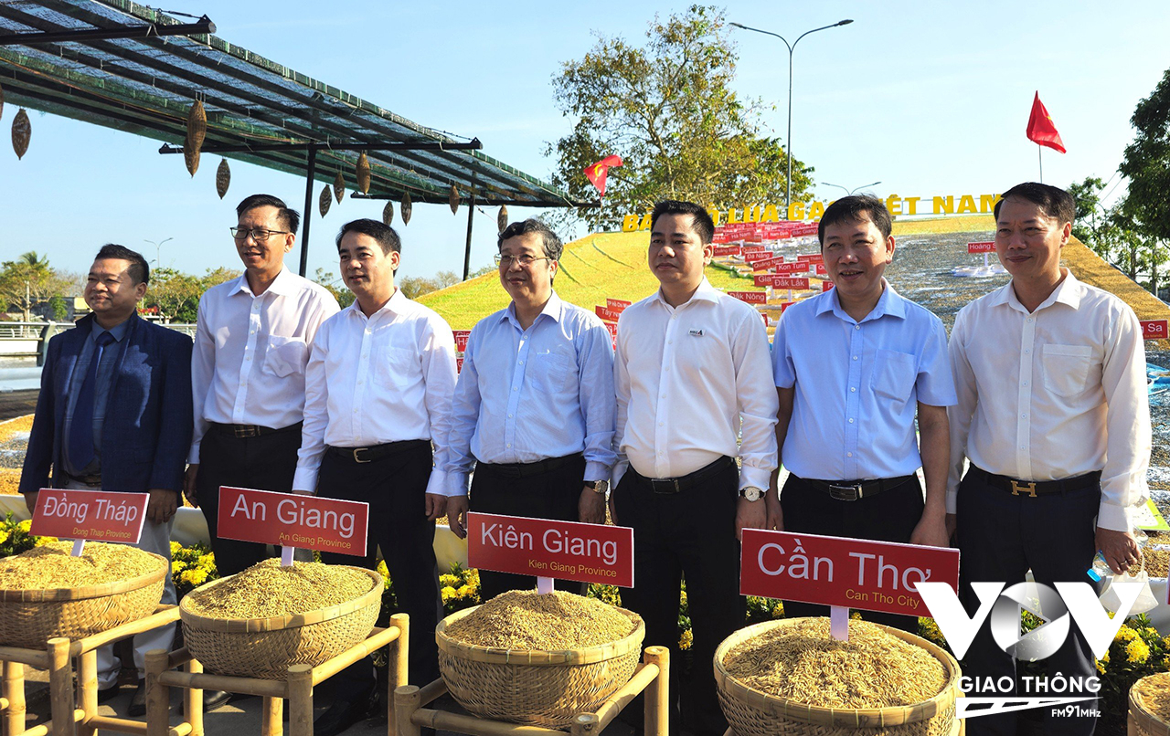 Triển lãm Con đường lúa gạo diễn ra từ ngày 11/12/2023 đến ngày 03/01/2023 đưa khách tham quan đến với những khám phá mới mẻ, thú vị trên con đường chứa đựng cả quá khứ, hiện tại và tương lai của nền sản xuất lúa gạo Việt Nam.