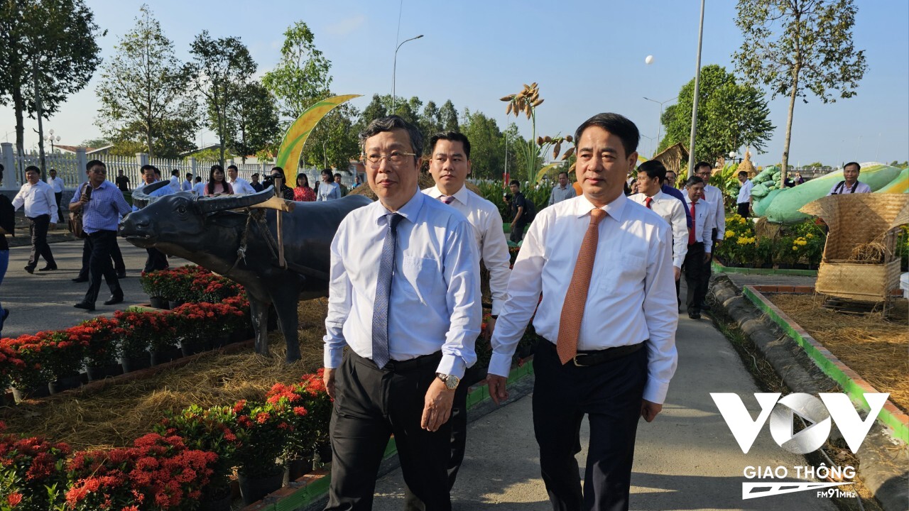 Ông Nghiêm Xuân Thành, Bí thư tỉnh ủy Hậu Giang (bên phải) cùng các đại biểu tham quan con đường lúa gạo Việt Nam.