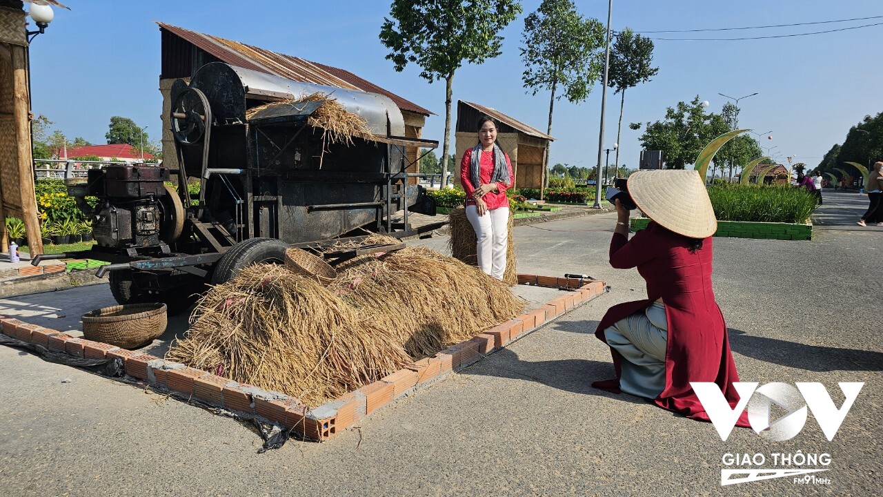 Khách tham quan thích thú ghi lại khoảnh khắc bên các tiểu cảnh tại con đường lúa gạo Việt Nam.