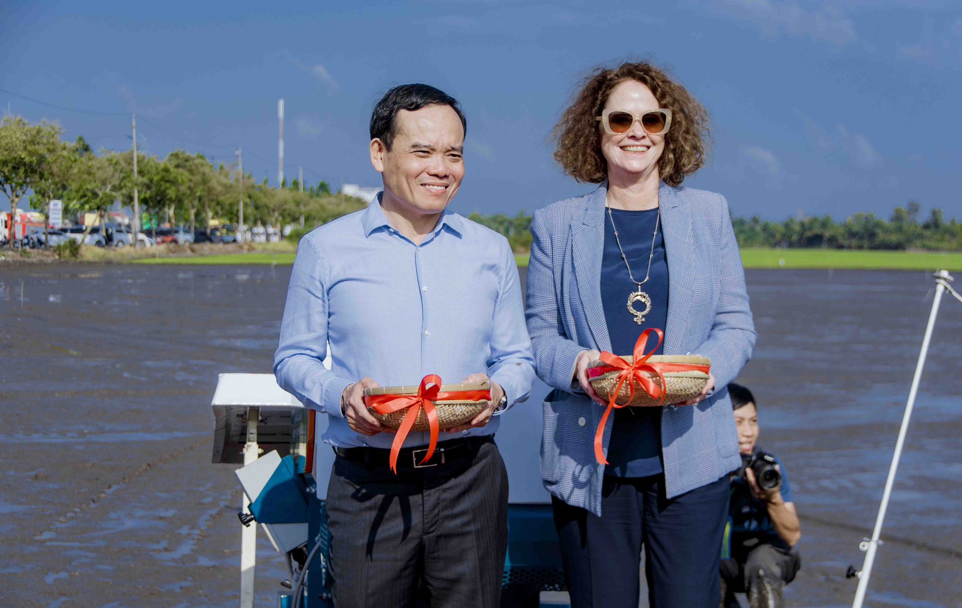 Phó Thủ tướng Chính phủ Trần Lưu Quang và bà Carolyn Turk, Giám đốc quốc gia Ngân hàng Thế giới tại Việt Nam thực hiện nghi thức đưa lúa giống vào máy gieo sạ lúa.