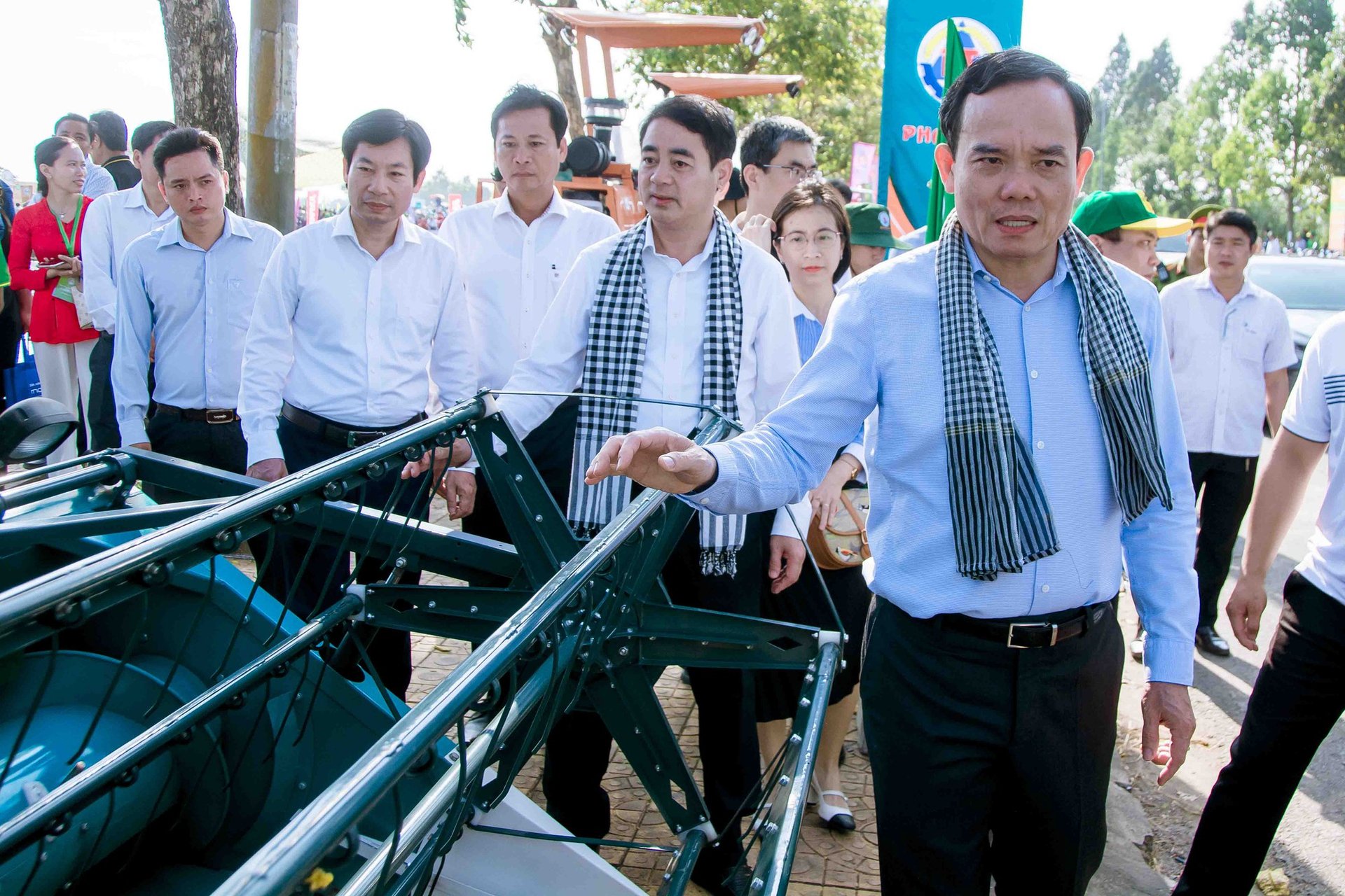 Phó Thủ tướng Chính phủ Trần Lưu Quang cùng Bí thư Tỉnh ủy Hậu Giang Nghiêm Xuân Thành tham quan mô hình xe cơ giới hóa trong nông nghiệp.