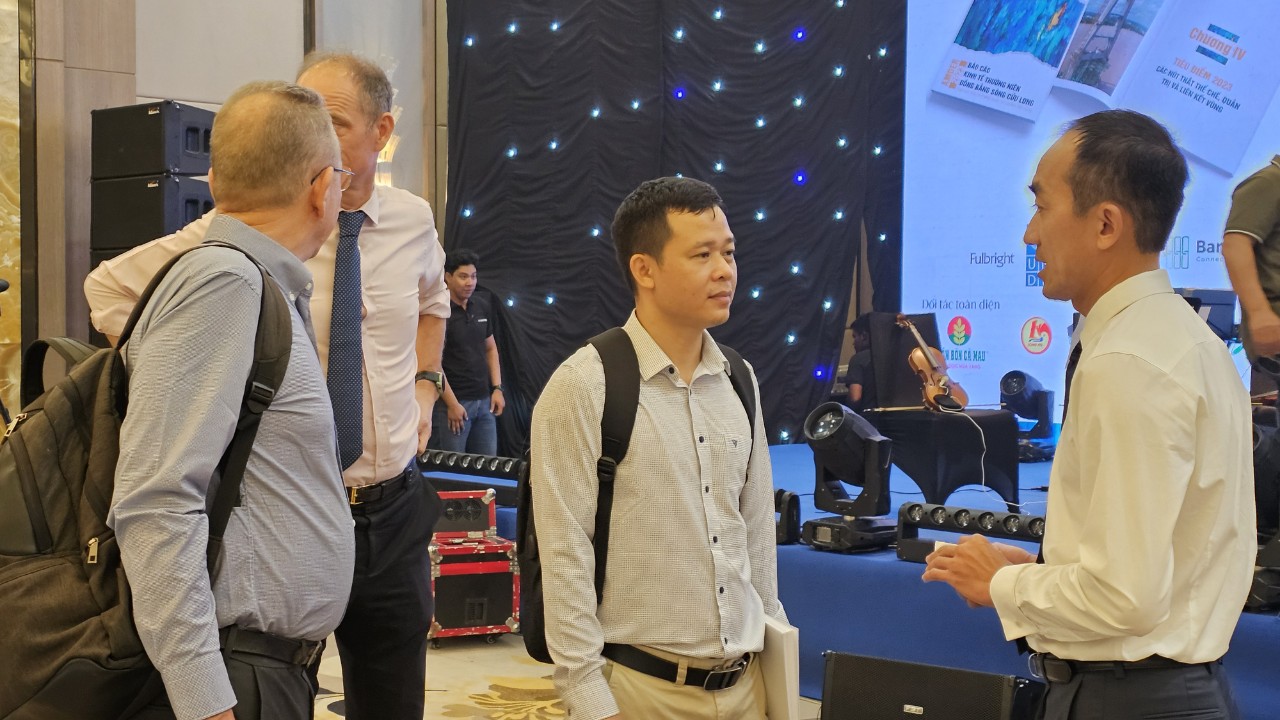 Ông Nguyễn Phương Lam, Giám đốc VCCI Cần Thơ (bìa phải) trao đổi với các đại biểu tham dự sự kiện 