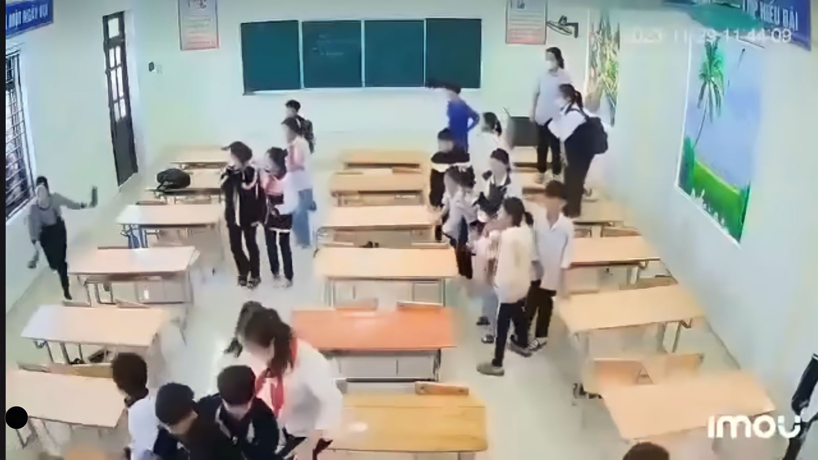 Giáo viên “bất lực” phản kháng nhóm học sinh ngỗ nghịch. (Ảnh chụp từ clip)
