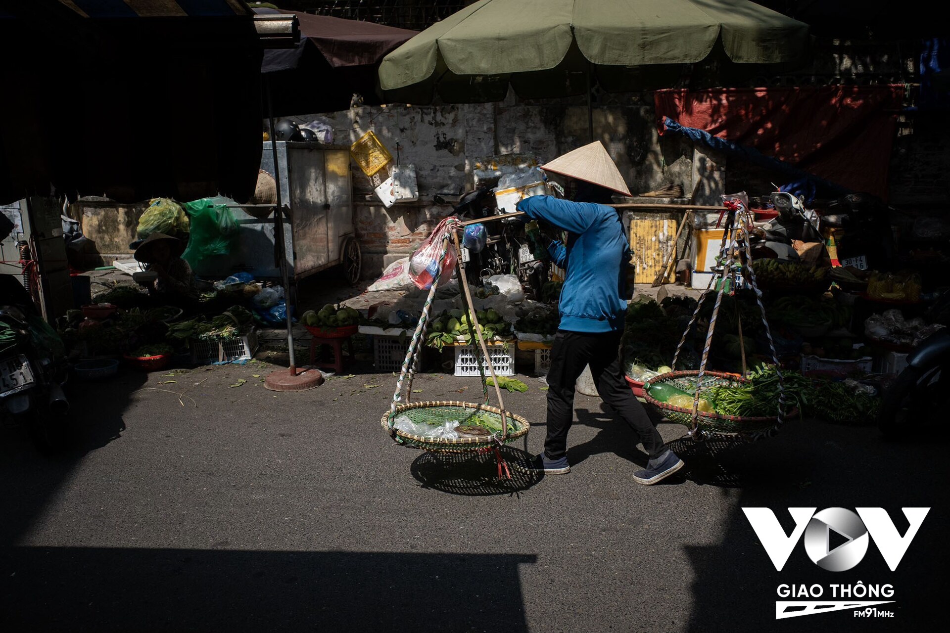 Chợ họp trong lòng phố, thế nhưng lại có đủ món hàng mang hương vị quê mùa khiến ta cứ nghĩ rằng khung cảnh ấy đang ở một phiên chợ xa nào đó ở một vùng quê đồng bằng Bắc Bộ.