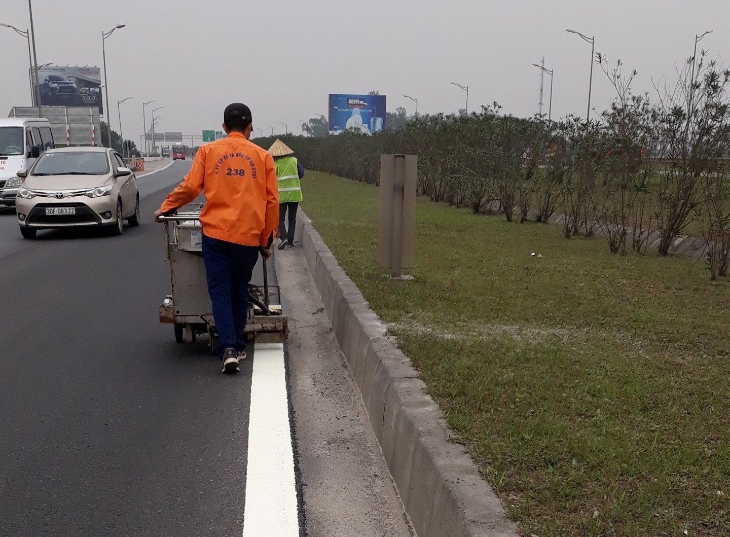 Sửa chữa mặt đường, khắc phục vị trí mất ATGT trên tuyến cao tốc Hà Nội - Thái Nguyên