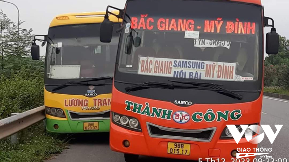 Hai chiếc xe chở khách đánh võng, tạt đầu và chèn ép nhau vì tranh giành khách trên cao tốc Hà Nội-Bắc Giang