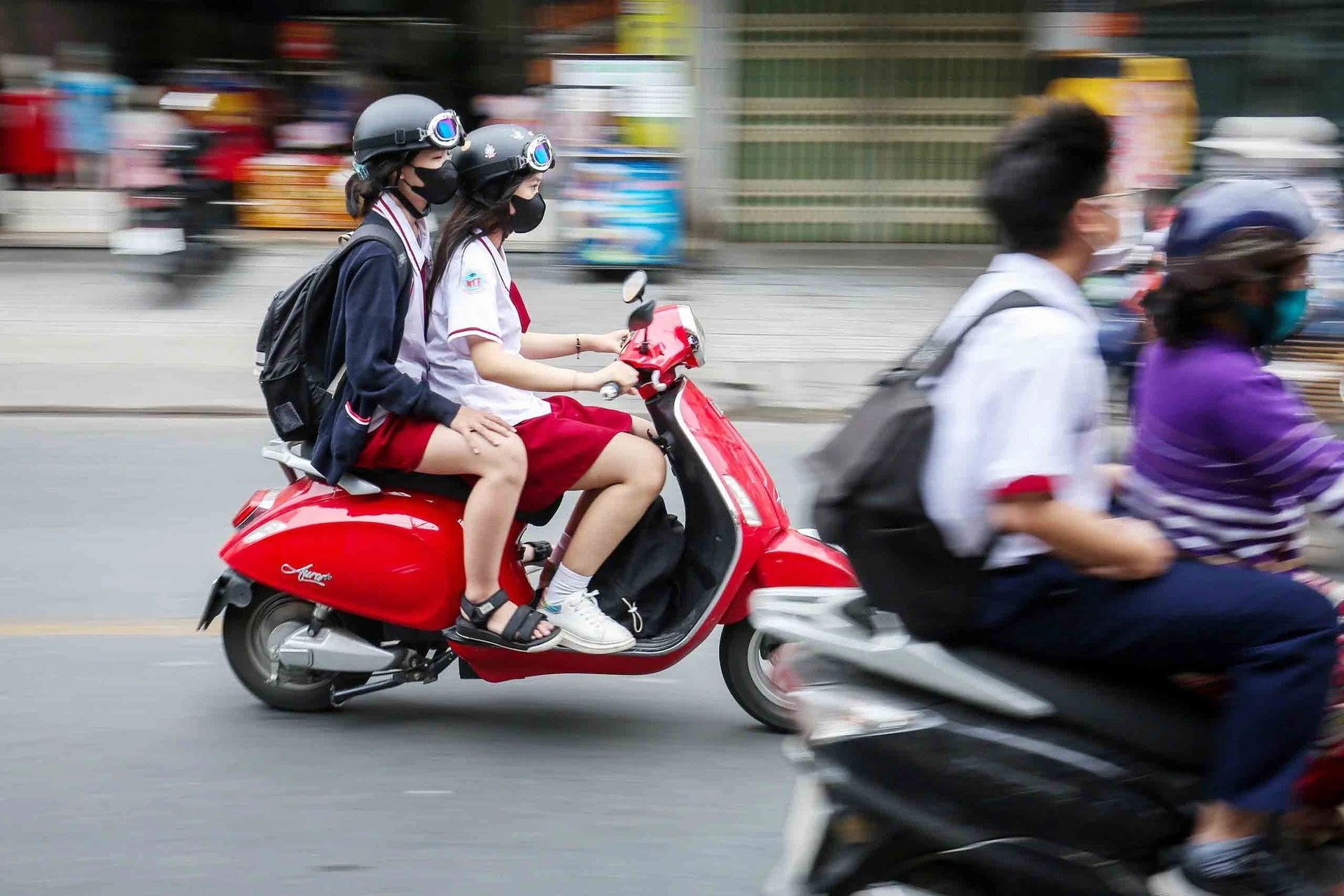 Học sinh điều khiển xe máy điện, xe dưới 50cc trên đường Lê Đức Thọ (Q.Gò Vấp, TP.HCM) - Ảnh: Thanh Niên