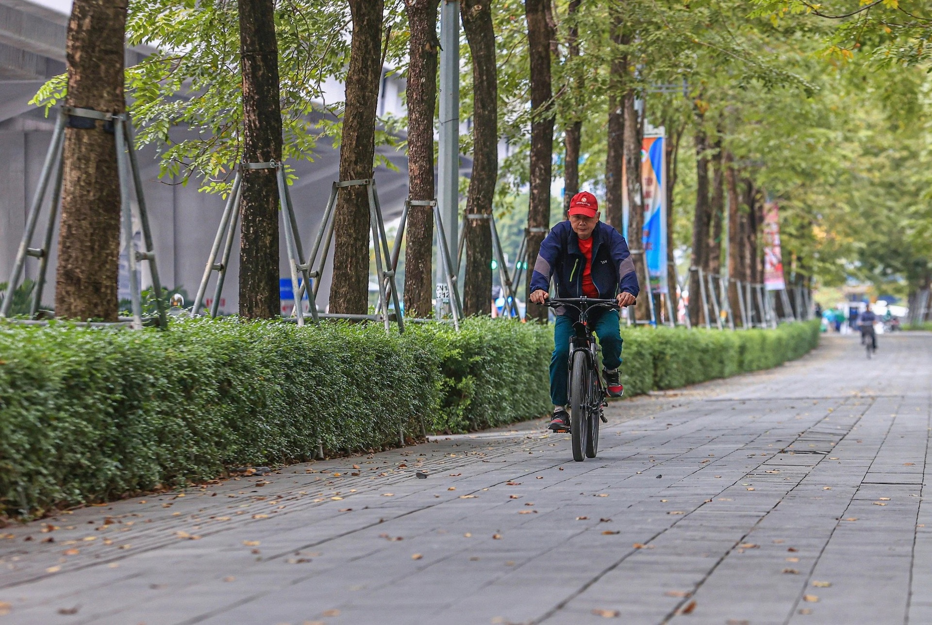 Sở GTVT đề xuất thí điểm làn đường riêng cho xe đạp dọc sông Tô Lịch và quanh công viên Hòa Bình, nhằm tạo điều kiện cho người dân sử dụng phương tiện công cộng và giảm ô nhiễm môi trường (Ảnh: Báo Giao thông)