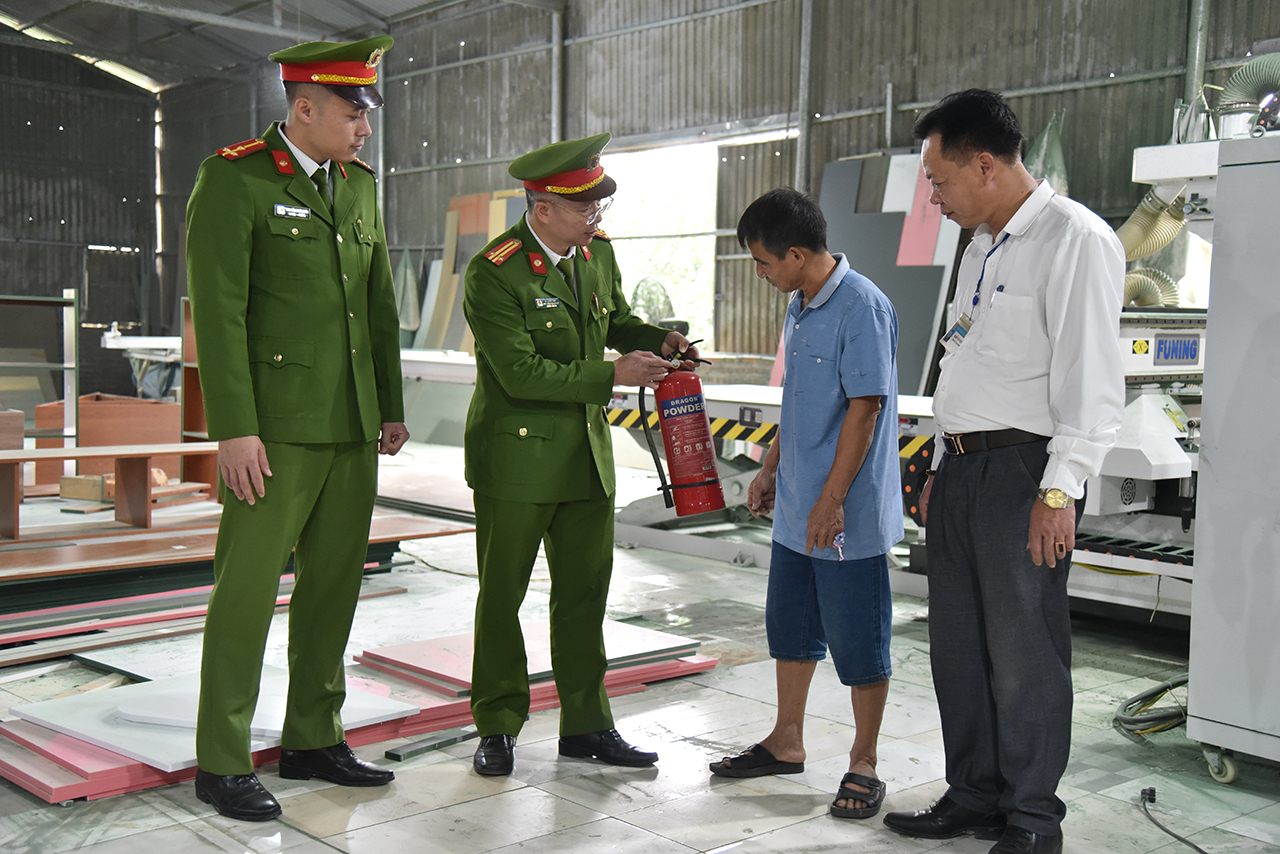 Đội Cảnh sát PCCC&CNCH Công an huyện Phúc Thọ hướng dẫn các cơ sở sản xuất các giải pháp đảm bảo an toàn PCCC