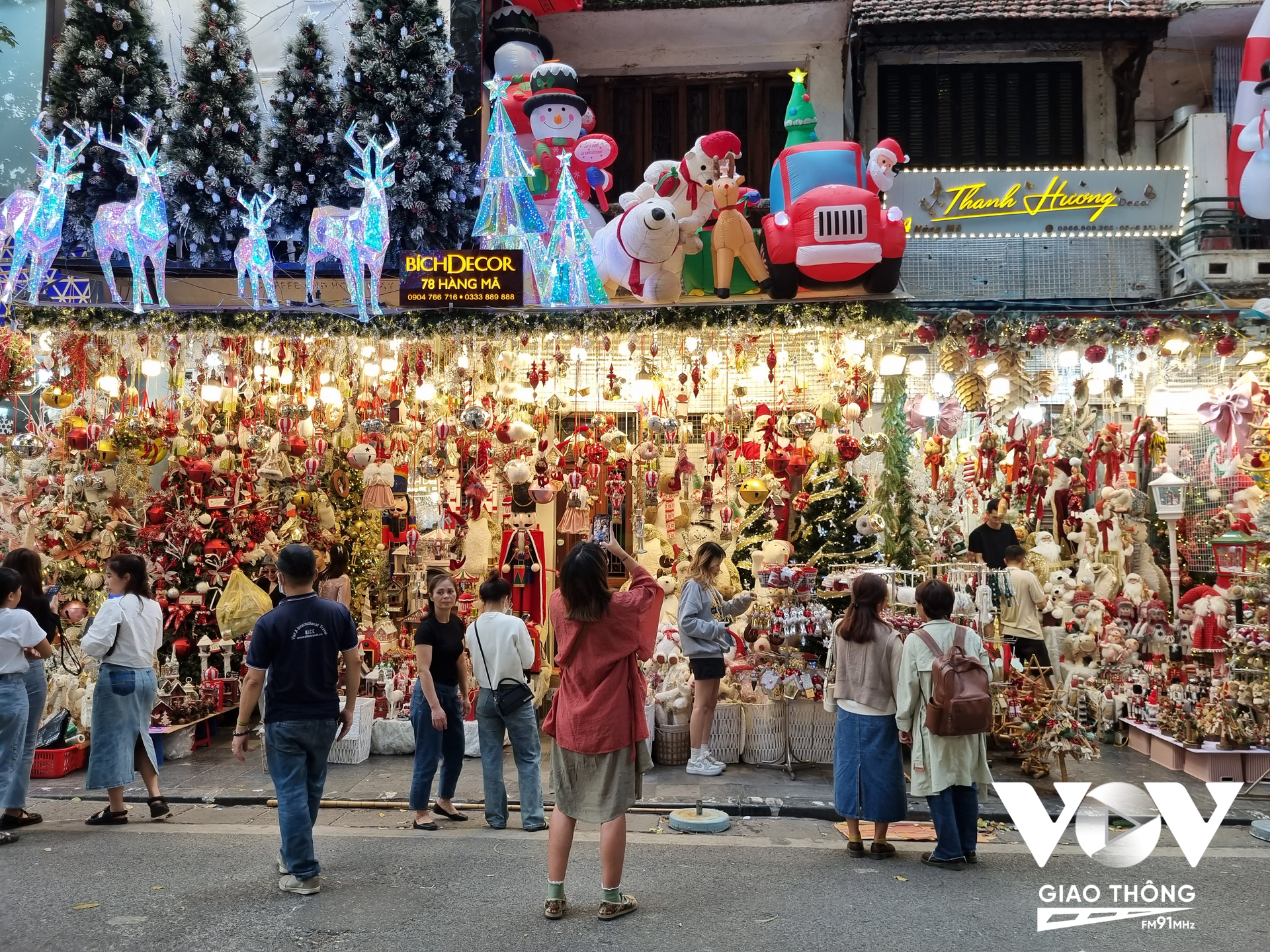 Phố Hàng Mã, quận Hoàn Kiếm, Hà Nội những ngày gần đây được trang hoàng rực rỡ khi Lễ Giáng sinh đã cận kề (Ảnh: Minh Hiếu)