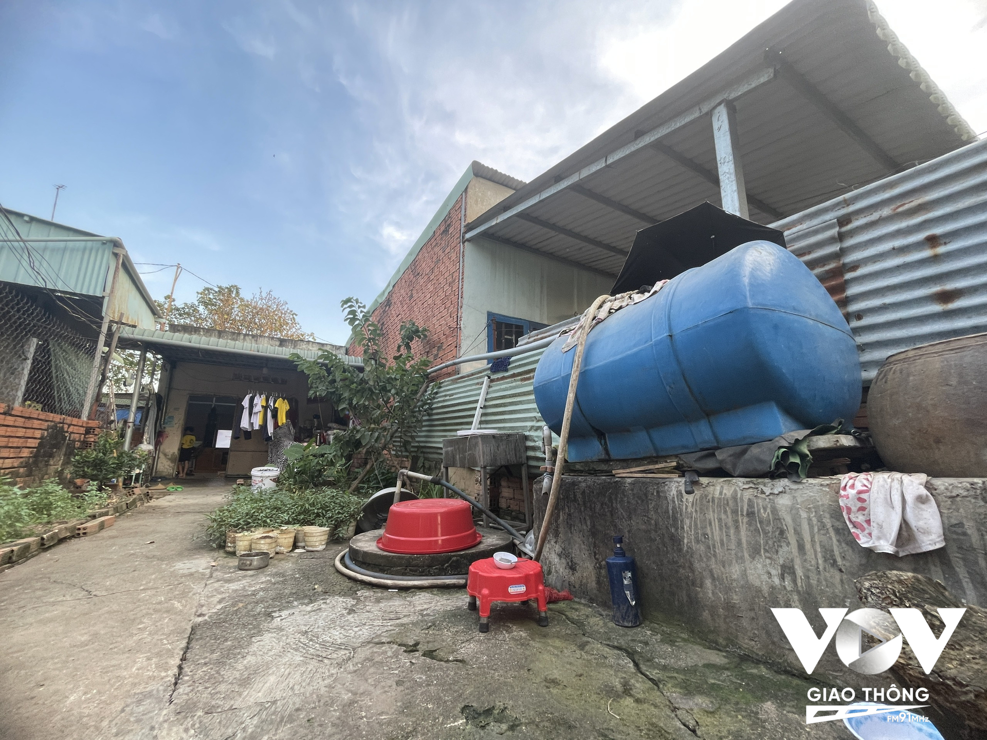 Các hộ dân tổ 10, khu phố 2, phường Tam Hiệp, TP Biên Hoà, tỉnh Đồng Nai phải khoan giếng để lấy nước phục vụ việc tắm giặc nhưng nguồn nước thường xuyên bị ô nhiễm gây ảnh hưởng sức khỏe