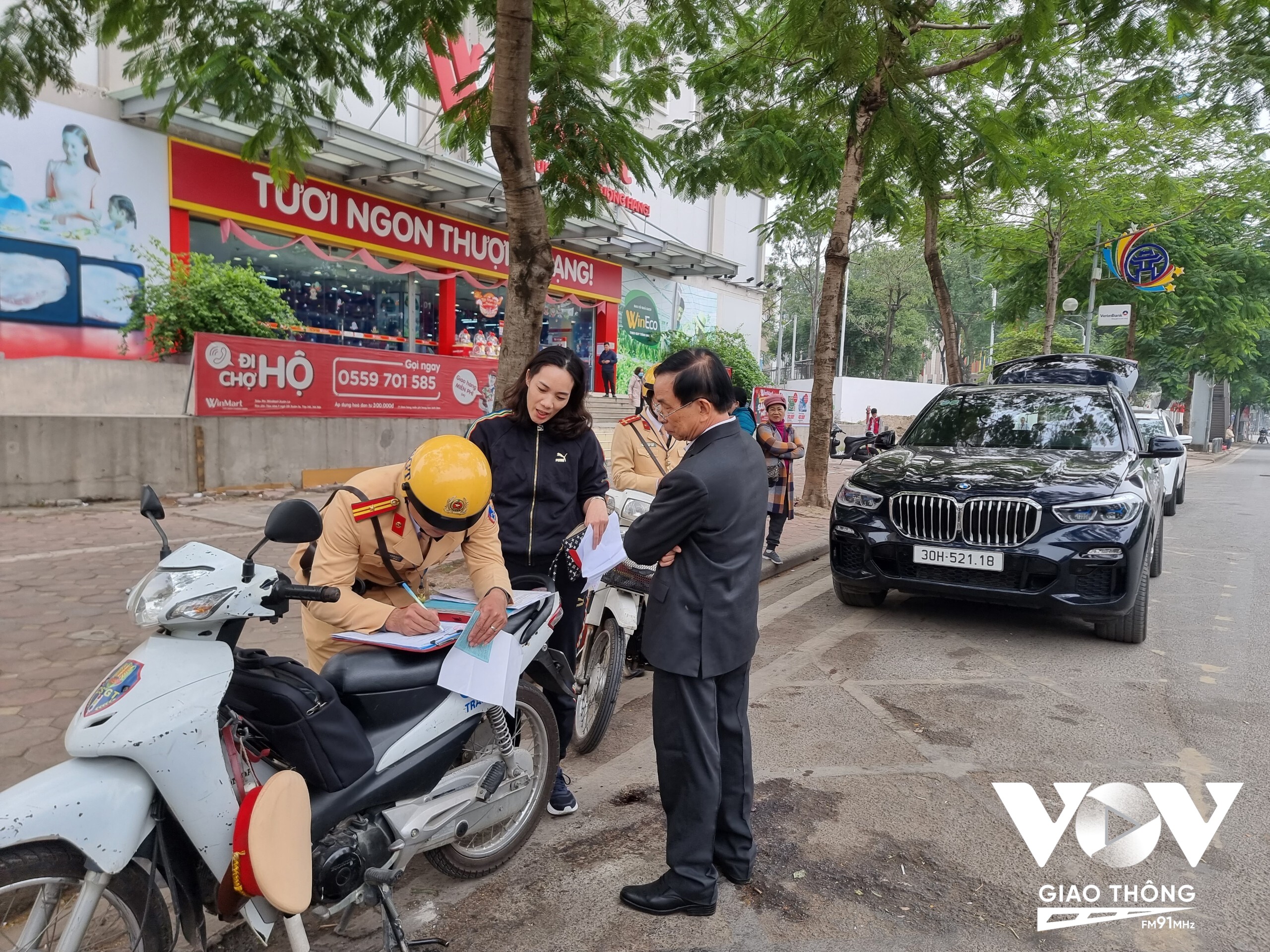 Chỉ sau 30 phút triển khai, Đội CSGT số 2 (Phòng CSGT, Công an TP. Hà Nội) đã xử lý 3 trường hợp dừng đỗ không đúng nơi quy định tại đường Võ Chí Công (Hà Nội).