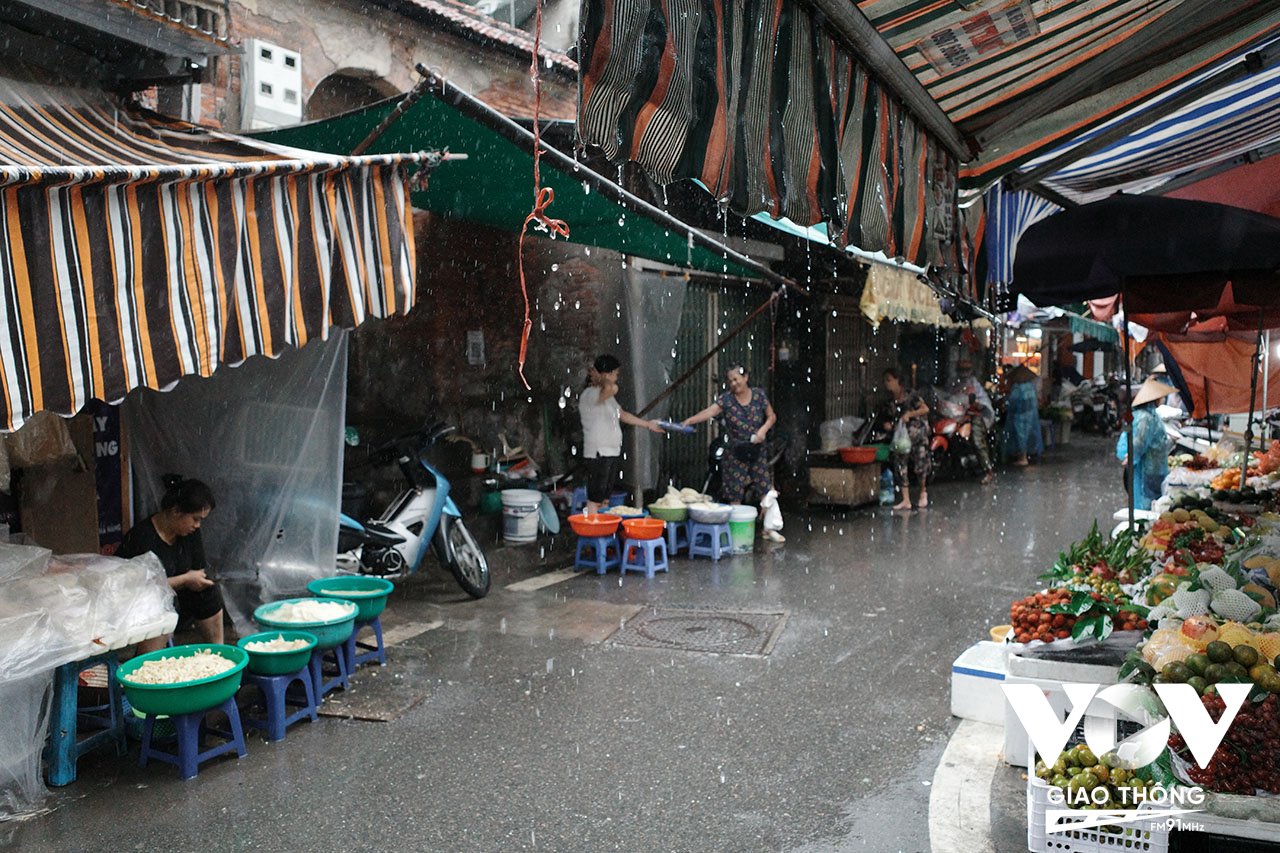 Người thành thị đã quen với những khu chợ trên phố như thế này