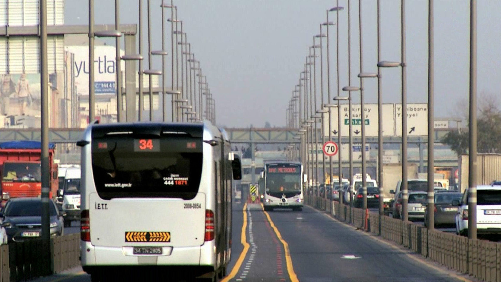 Nhiều nghiên cứu đã chỉ ra rằng, nếu áp dụng tốt, BRT vẫn có thể giúp giảm ùn tắc không kém gì đường sắt đô thị. Ảnh minh hoạ: Mercedes-Benz