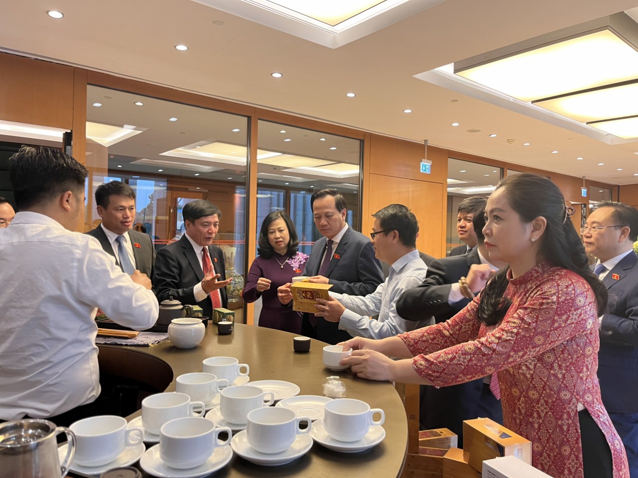 Các đại biểu Quốc hội khoá 15 thưởng trà tại Toà nhà Quốc hội