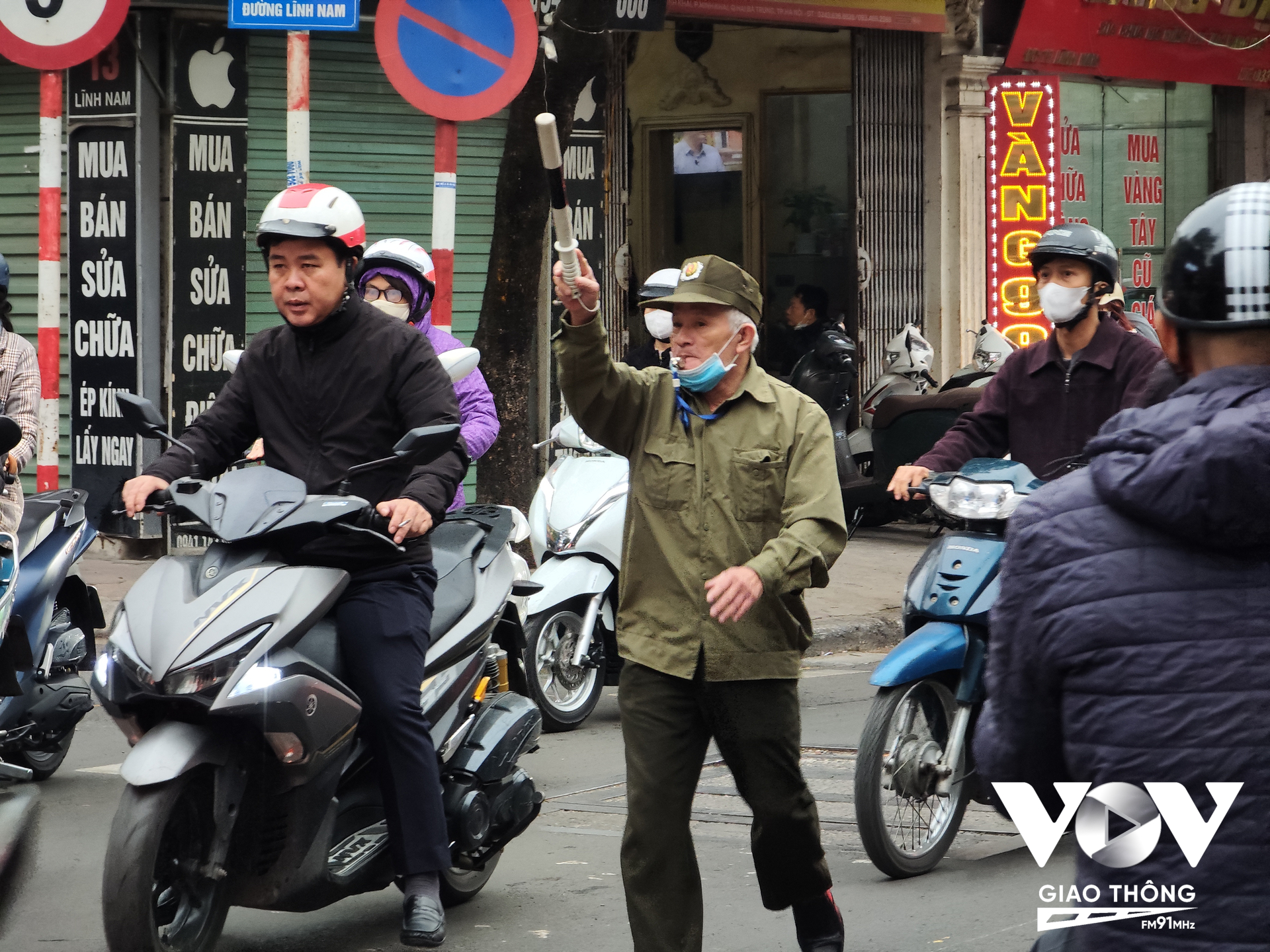 Trong giờ cao điểm tại nút giao ngõ 13 phố Lĩnh Nam, quận Hoàng Mai, Hà Nội, chỉ cần vắng bóng lực lượng bảo vệ dân phòng như ông Đặng Vũ Tuấn là các phương tiện rơi ngay vào thế 'cài răng lược'