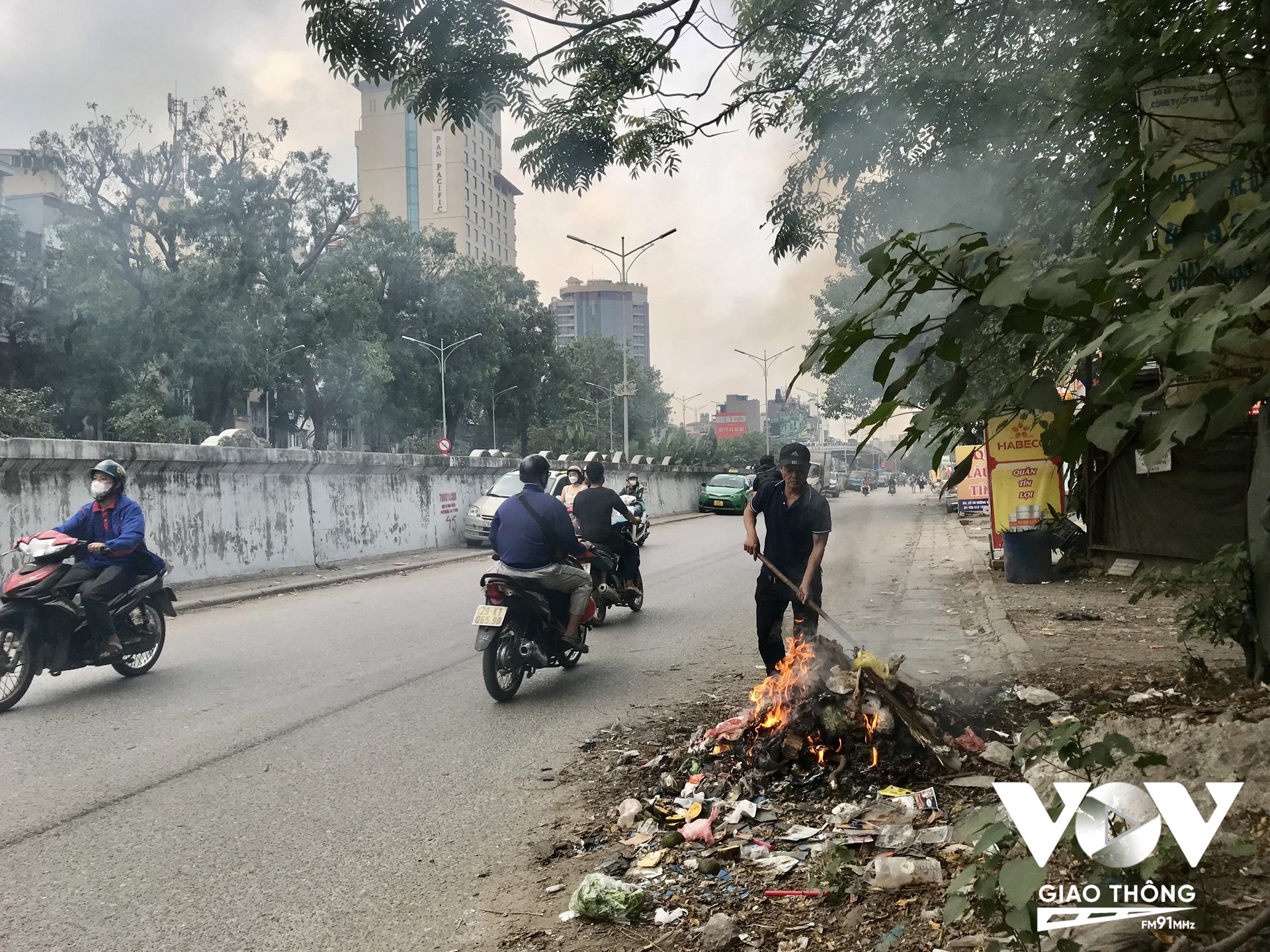 Người dân đốt rác trên đường Hồng Hà