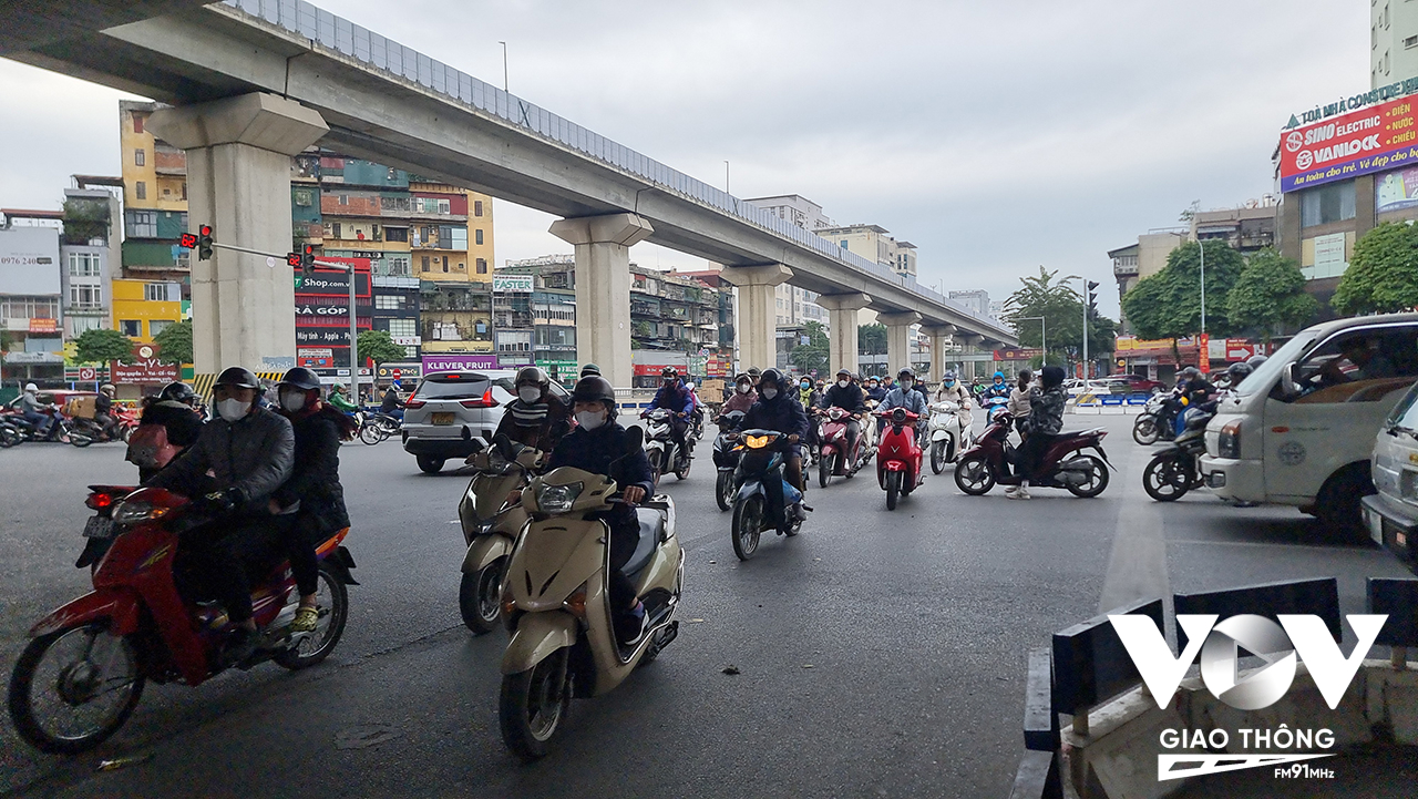 Hàng trăm phương tiện bất chấp hiệu lệnh của lực lượng CSGT đi ngược chiều khiến nút giao Nguyễn Trãi - Khuất Duy Tiến trở nên hỗn loạn.