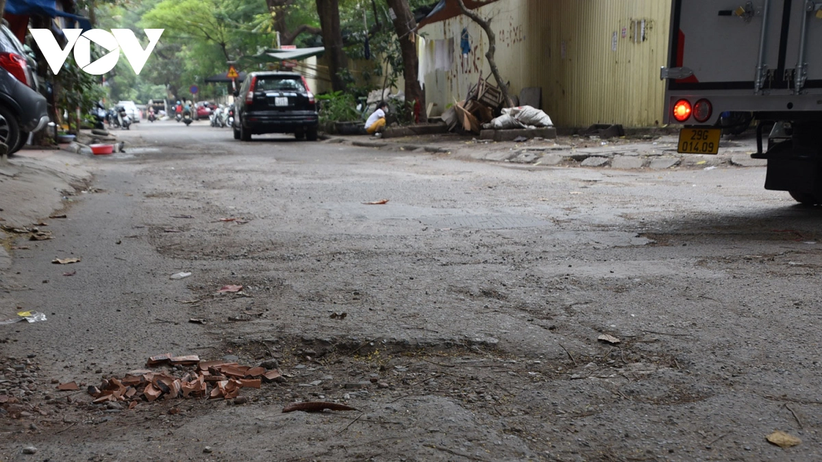 Nhiều đoạn đường tại Khu đô thị Đền Lừ (quận Hoàng Mai, Hà Nội, nhất là khu Đền Lừ 1 đang trong tình trạng xuống cấp, hư hỏng, với nhiều 'ổ gà', người dân phải gặp nhiều khó khăn khi lưu thông qua đoạn đường này. Ảnh: VOV