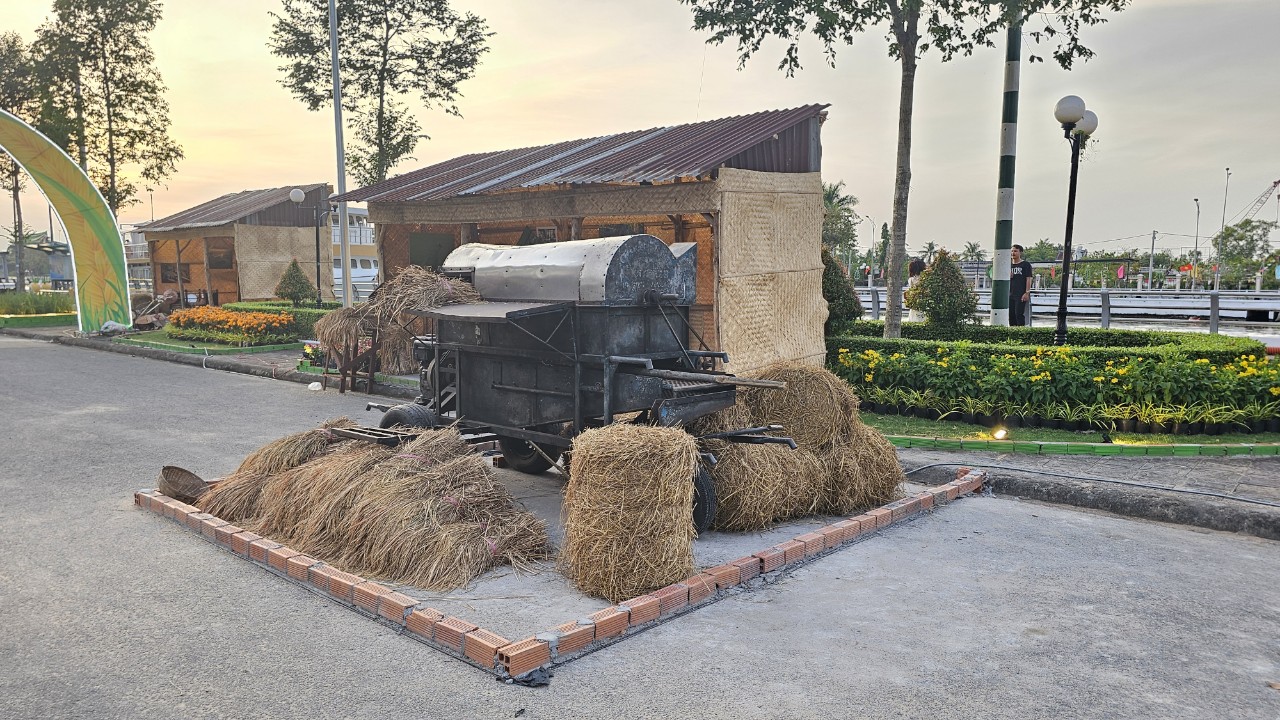Chiếc máy suốt lúa - nông cụ gắn bó mật thiết với người nông dân miền Tây