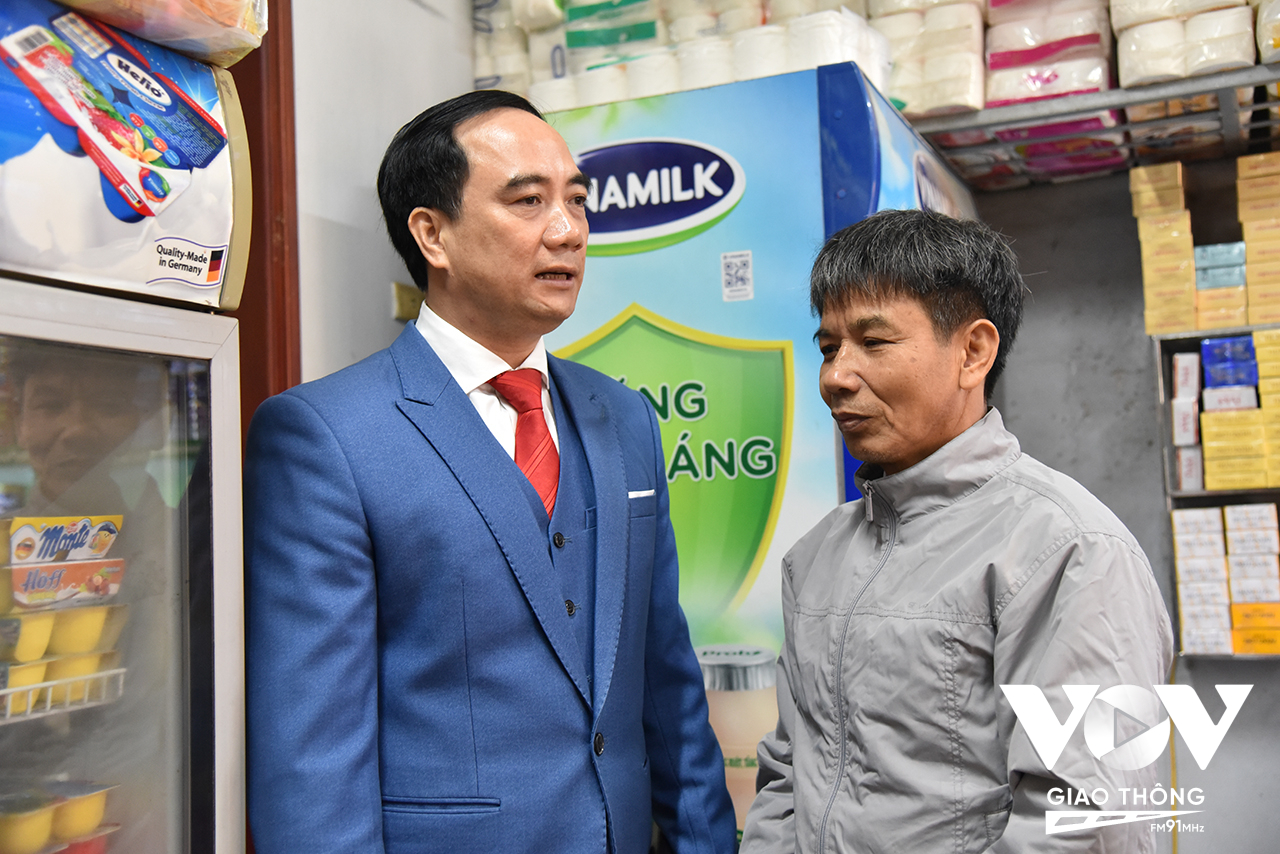 Ông Nguyễn Tuấn Anh (bìa trái) – Chủ tịch UBND xã Thái Hòa trao đổi với đại diện một hộ kinh doanh kết hợp nhà ở về tầm quan trọng của công tác đảm bảo an toàn PCCC