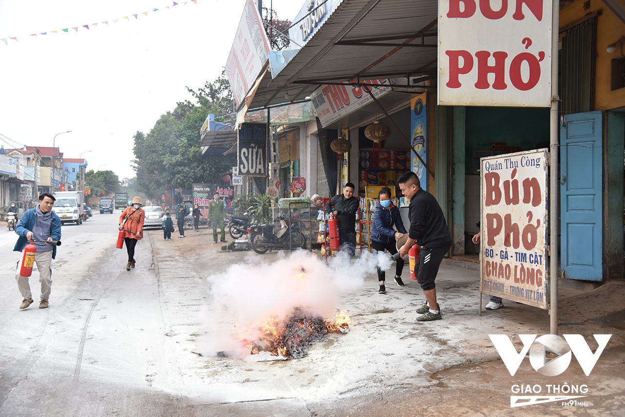 Các thành viên trong Tổ liên gia an toàn PCCC thuộc khu phố Nhông, xã Thái Hòa tham gia diễn tập chữa cháy và cứu nạn cứu hộ