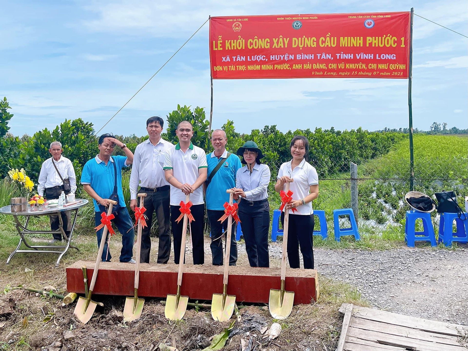 Anh Trần Huỳnh Quang Triều (Thứ 4 từ phải sang) tại lễ khởi công cầu Minh Phước 1, Vĩnh Long