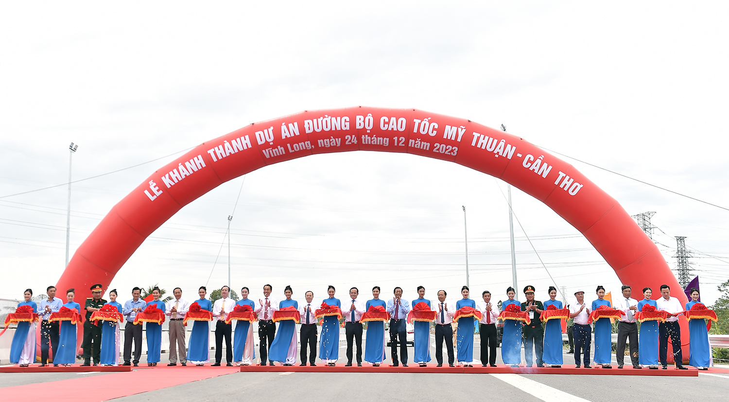 Đại biểu cắt băng khánh thành tại đầu cầu Vĩnh Long với dự án cao tốc Mỹ Thuận – Cần Thơ